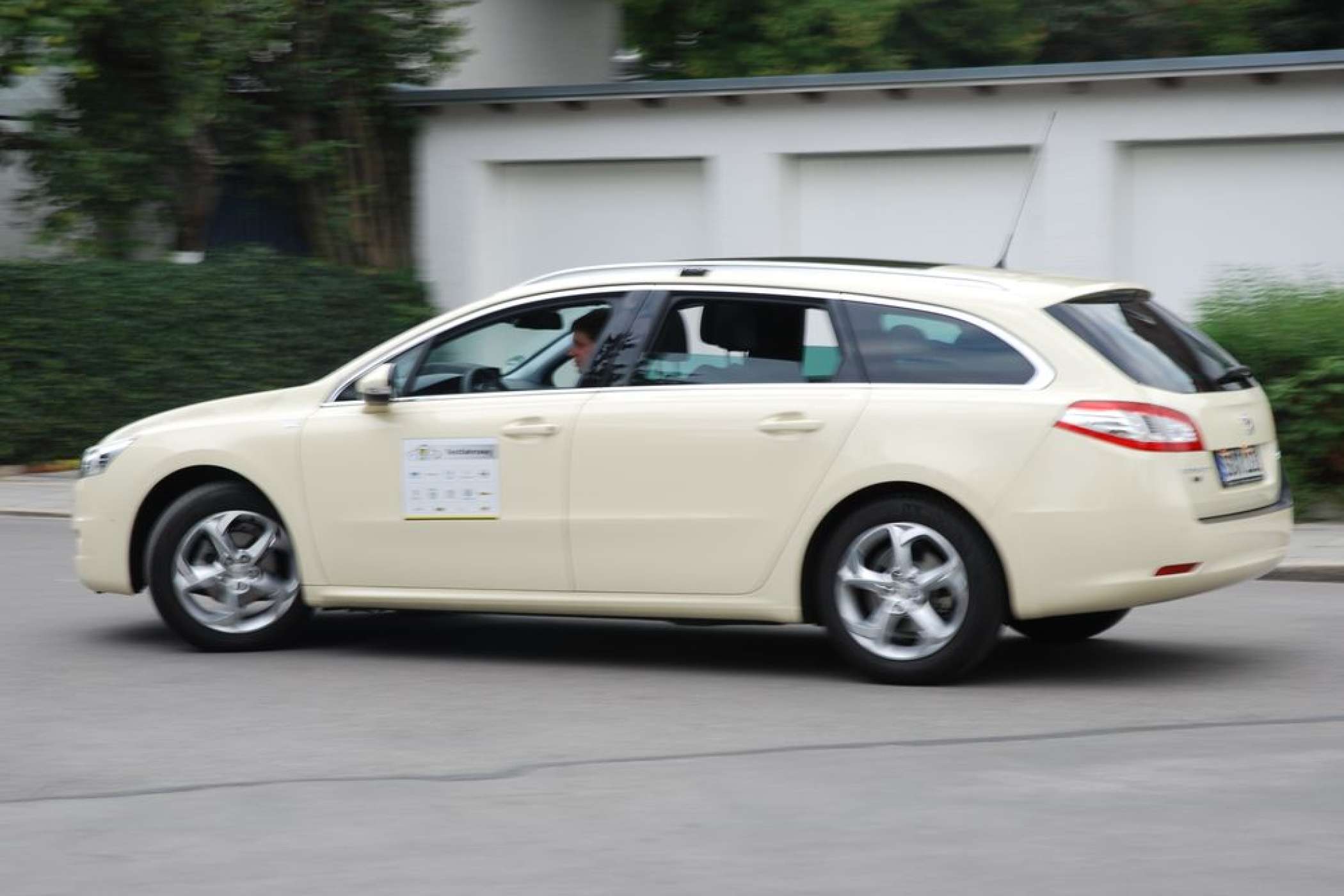 Der Peugeot 508 SW braucht 12,6 Meter zum Wenden. Da gibt es deutlich bessere Werte. | Peugeot (1), Redaktion (11)