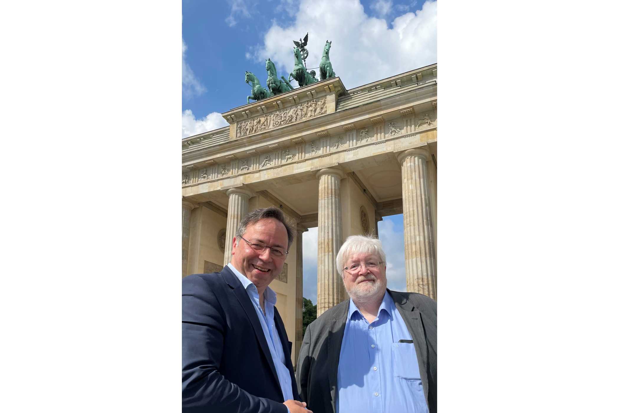 Platz 8: TMV: Eine Ära geht zu Ende, Michael Müller Ehrenpräsident des Verbandes » https://www.taxi-heute.de/node/26000 | Patrick Meinhardt mit Michael Müller vor dem Brandenburger Tor.| Foto: TMV