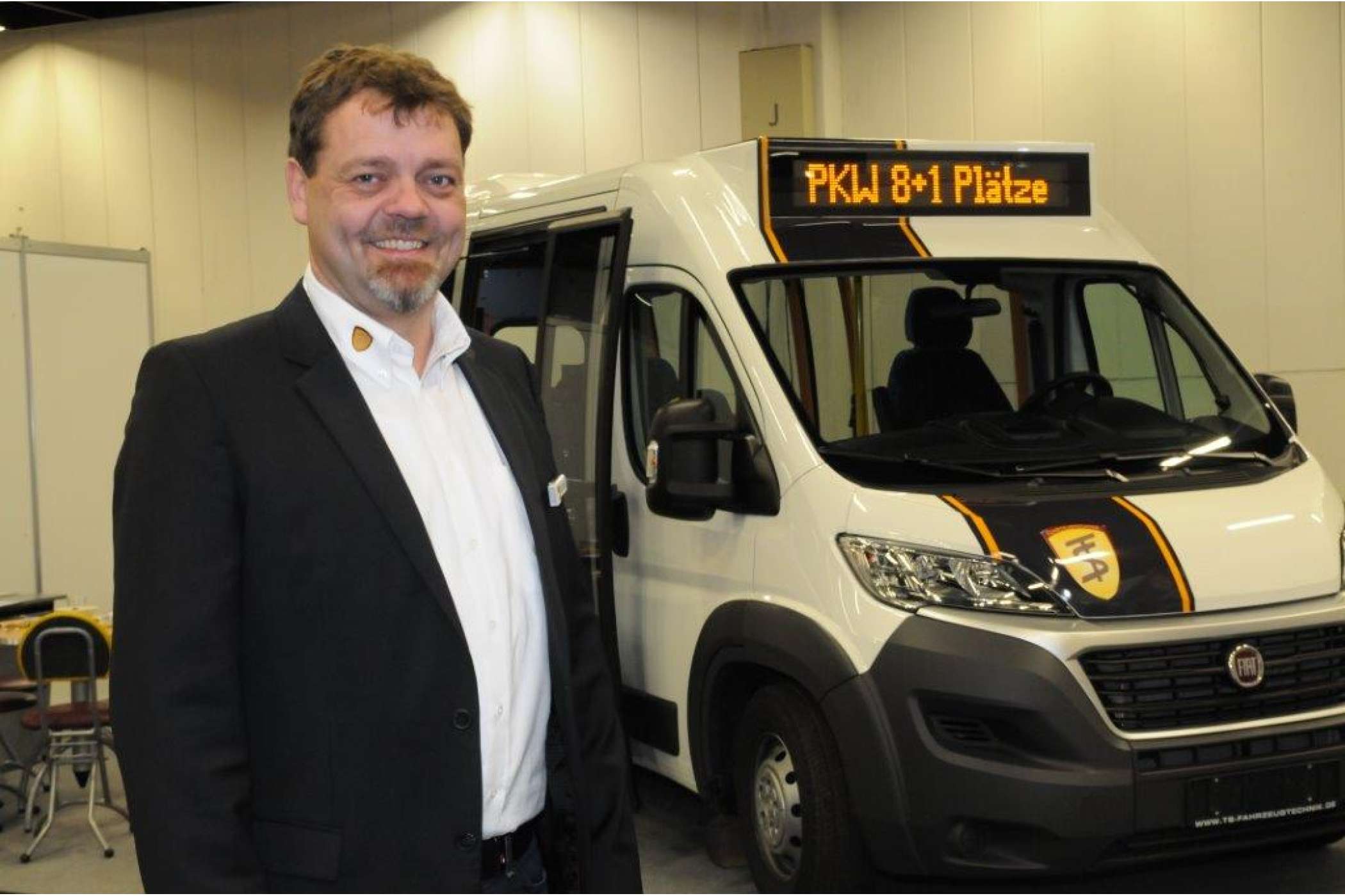 Torsten Schwengber, Geschäftsführer von TS Fahrzeugtechnik, führte einen interessanten Citybus vor, den man mit dem Pkw-Führerschein fahren darf. | Dietmar Fund | taxi heute