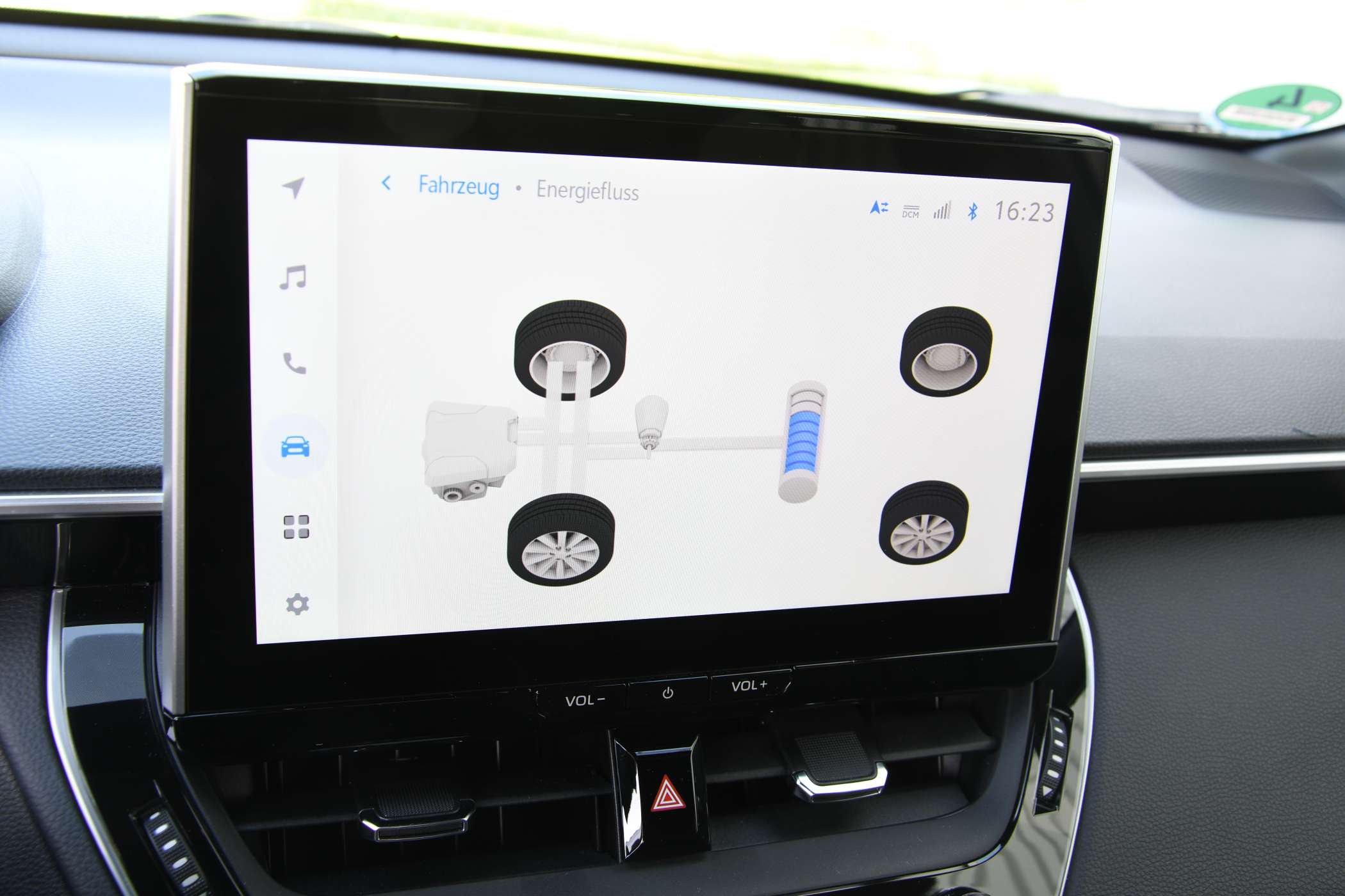 Den Fahrgästen kann man auf dem Touchscreen den Energiefluss zwischen dem Benziner und dem Elektromotor zeigen.