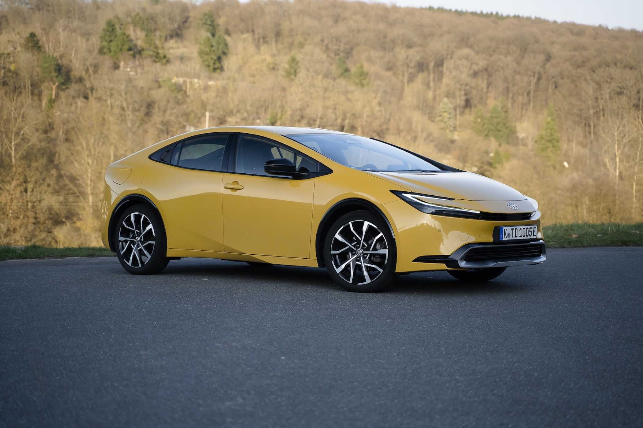 Der Toyota Prius Plug-in-Hybrid setzt in der fünften Generation auf eine flache Silhouette und eine stark geneigte Frontscheibe. | Foto: Fabian Mechtel; press-inform
