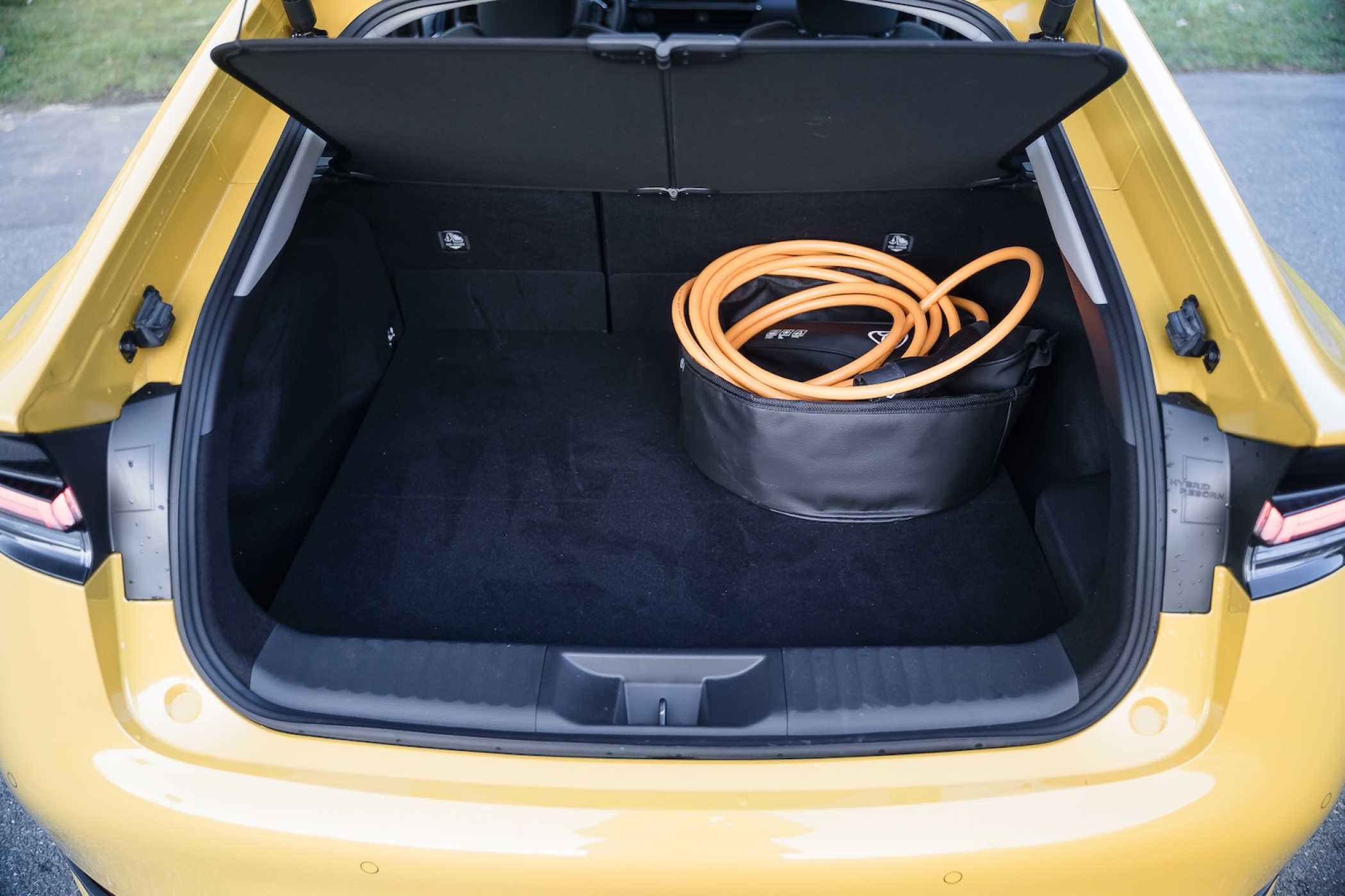 Der Gepäckraum fällt für ein 4.599 Millimeter langes Fahrzeug vergleichsweise kompakt aus. Das Ladekabel beansprucht zusätzlichen Stauraum. | Foto: Fabian Mechtel; press-inform