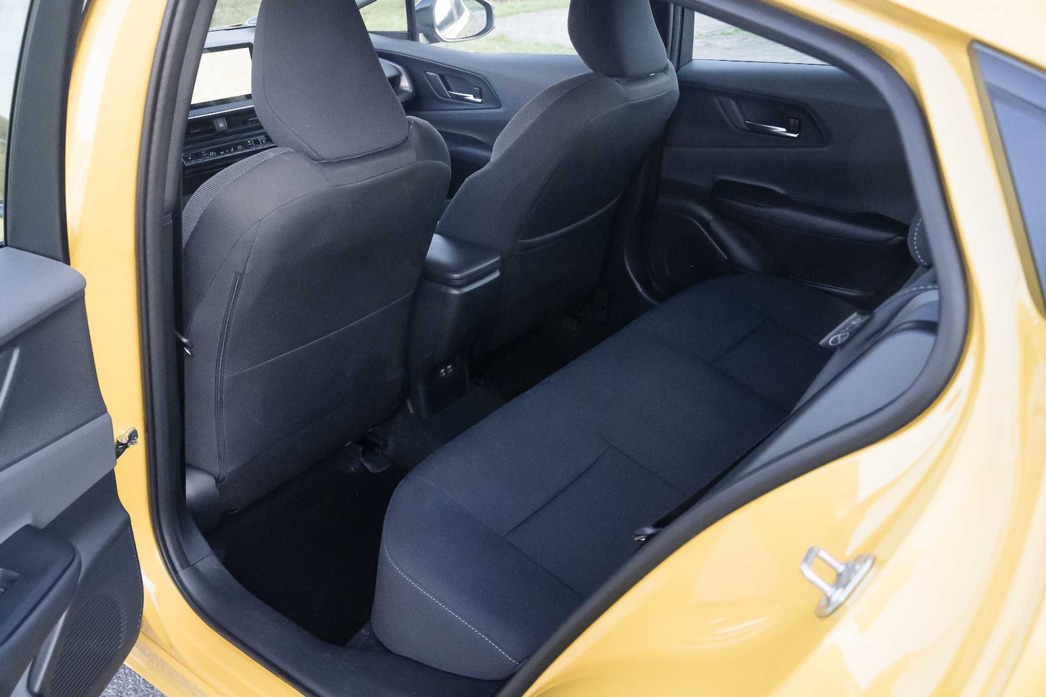 Die stark abfallende Dachlinie begrenzt die Kopffreiheit im Fond. Bei der Beinfreiheit bietet der Prius dagegen solide Platzverhältnisse. | Foto: Fabian Mechtel; press-inform