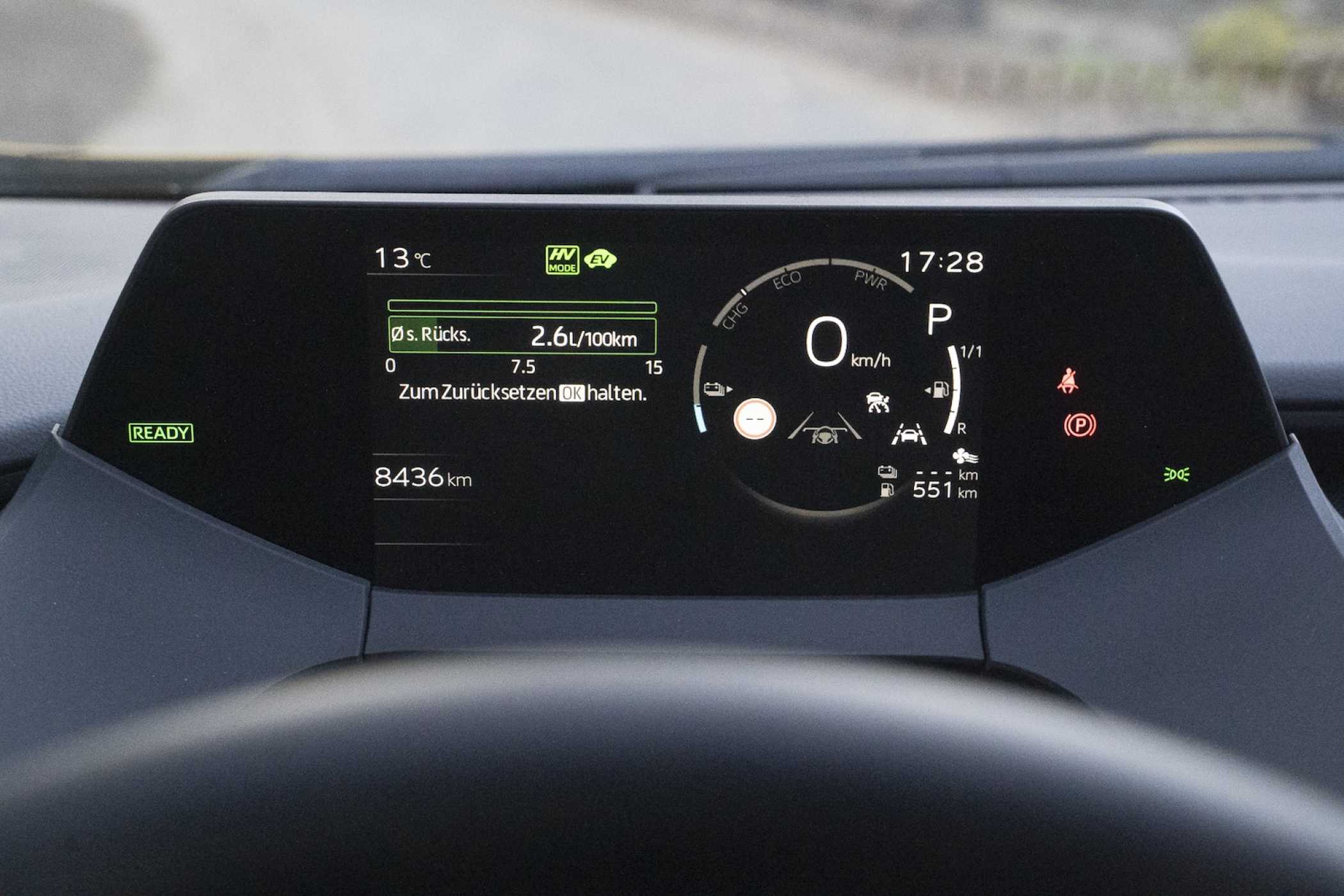 Das hoch positionierte Fahrerdisplay liegt im Blickfeld über dem Lenkrad. Je nach Sitzposition kann der Lenkradkranz Teile der Anzeige verdecken. | Foto: Fabian Mechtel; press-inform