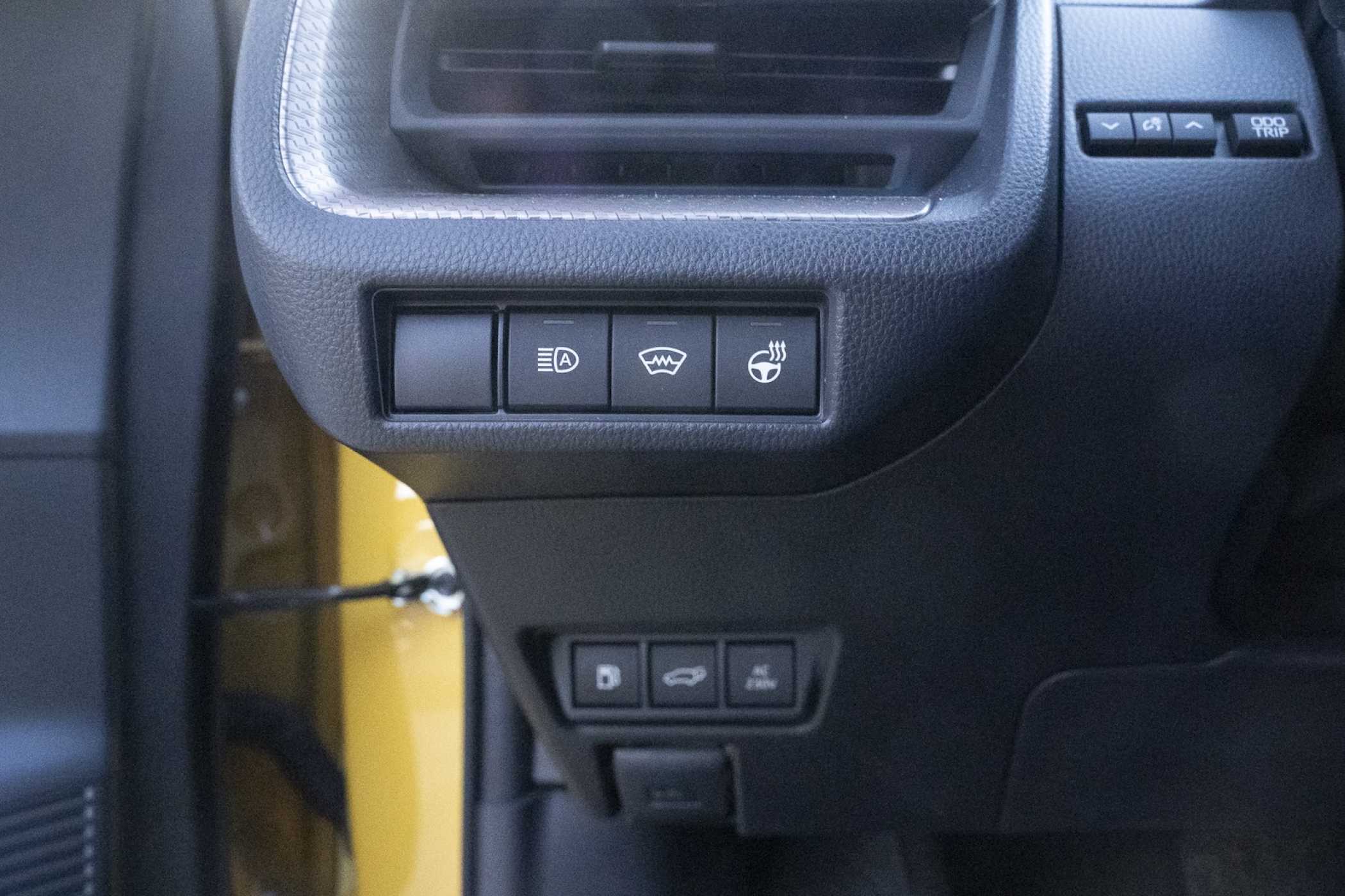Toyota setzt bei mehreren Fahrzeugfunktionen weiterhin auf physische Tasten, darunter für die Lenkradheizung und weitere Komfortfunktionen. | Foto: Fabian Mechtel; press-inform