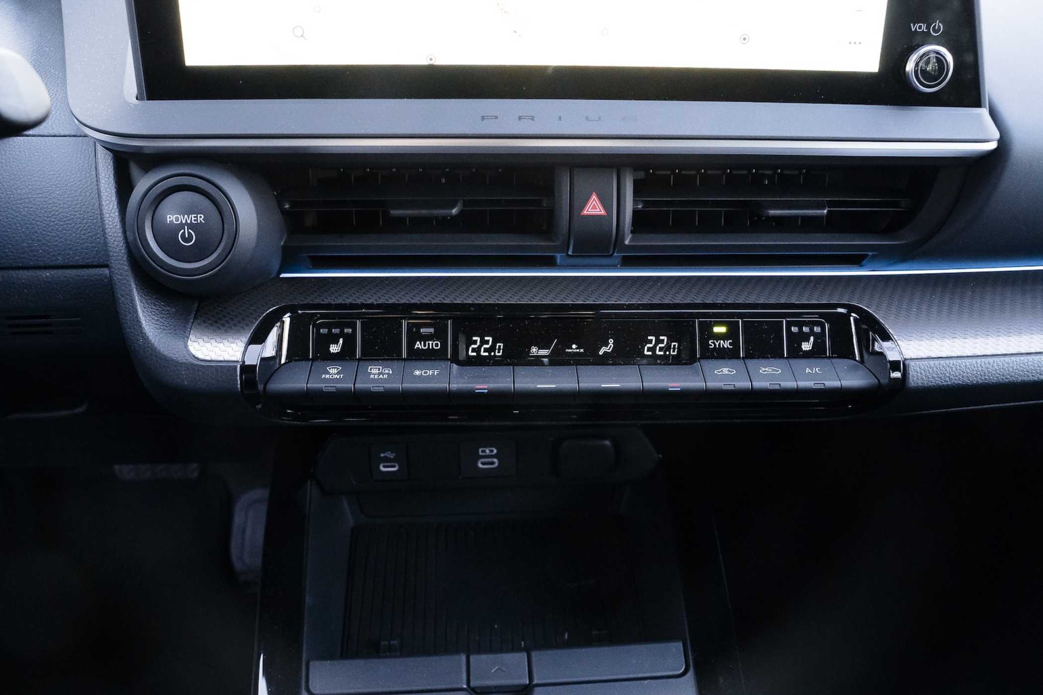 Unterhalb des zentralen Touchscreens befinden sich separate Bedienelemente für die Klimatisierung. Die Temperatur lässt sich damit direkt einstellen. | Foto: Fabian Mechtel; press-inform