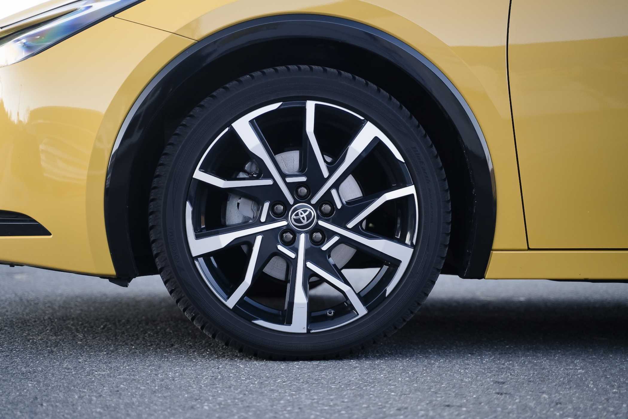 Der Toyota Prius steht auf zweifarbigen Leichtmetallrädern. Das Fahrwerk ist im Praxistest tendenziell straff abgestimmt. | Foto: Fabian Mechtel; press-inform