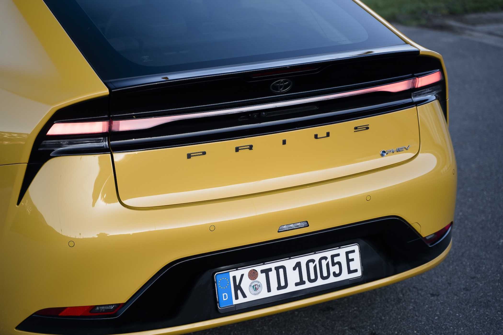 Ein durchgehendes Leuchtenband prägt die Heckansicht. Der Prius wird in Europa ausschließlich als Plug-in-Hybrid angeboten. | Foto: Fabian Mechtel; press-inform