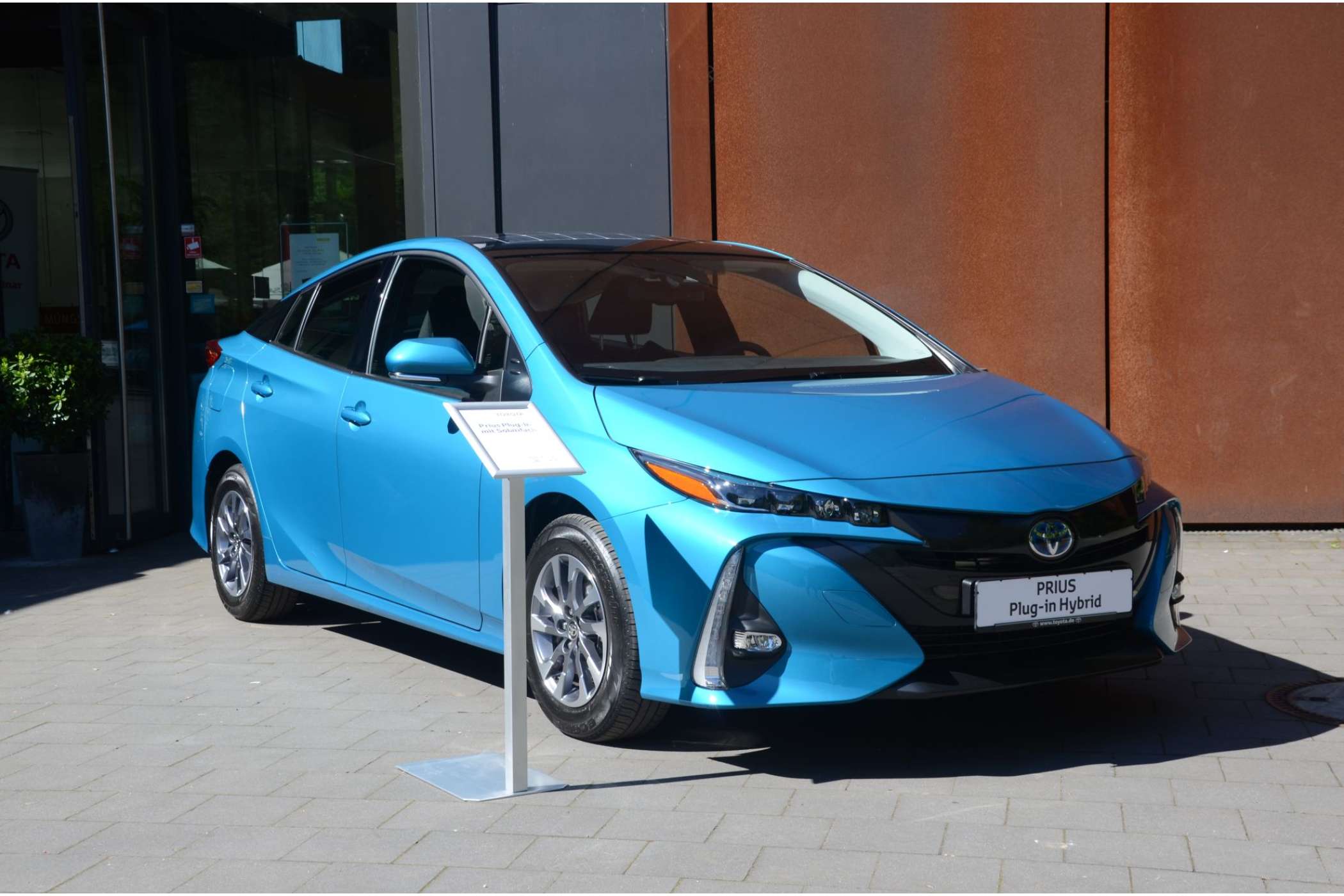 Die nächste Generation des Toyota Prius Plug-in-Hybrid wird erst Anfang 2017 bestellbar sein. Sie ähnelt stark dem Prius 4, ist aber 10,5 Zentimeter länger und hat der Reichweite wegen eine größere und schwerere Fahrbatterie. Daher ist der Plug-in-Hybrid ein Viersitzer.| Dietmar Fund