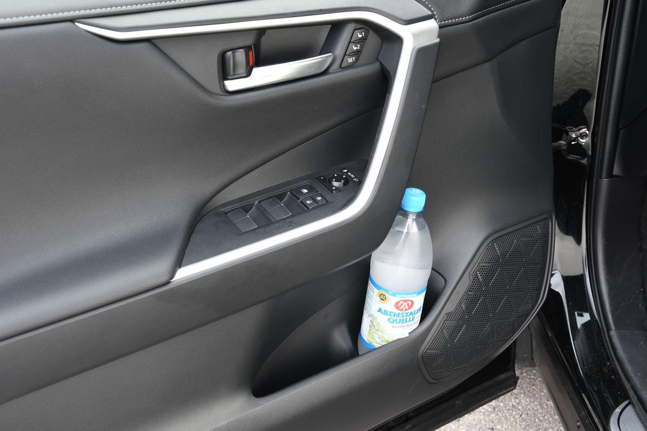 In die Fahrertüre passen Literflaschen und einige nützliche Utensilien noch dazu.