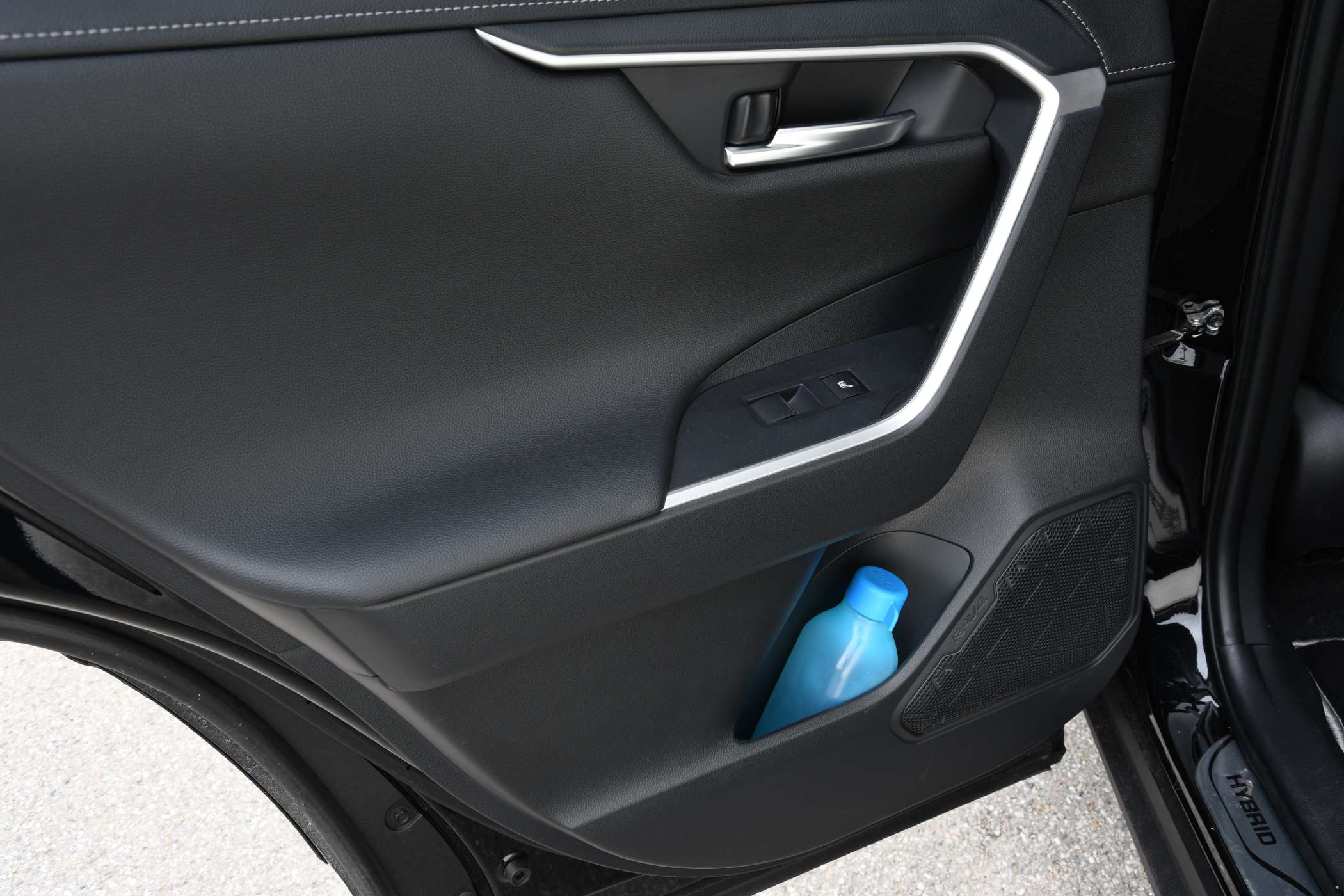 Für Flughafentransfers und andere längere Fahrten kann man in den Fondtüren 0,5-Liter-Flaschen für die Fahrgäste mitführen.