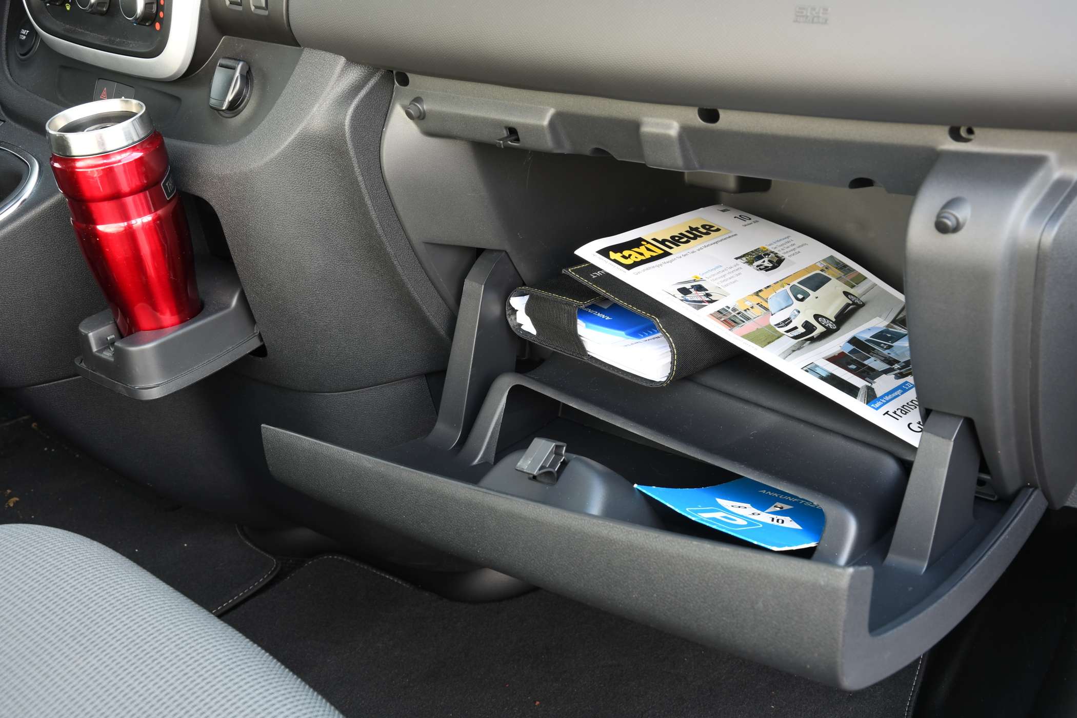 Auch das Handschuhfach des Trafic ist geräumig.