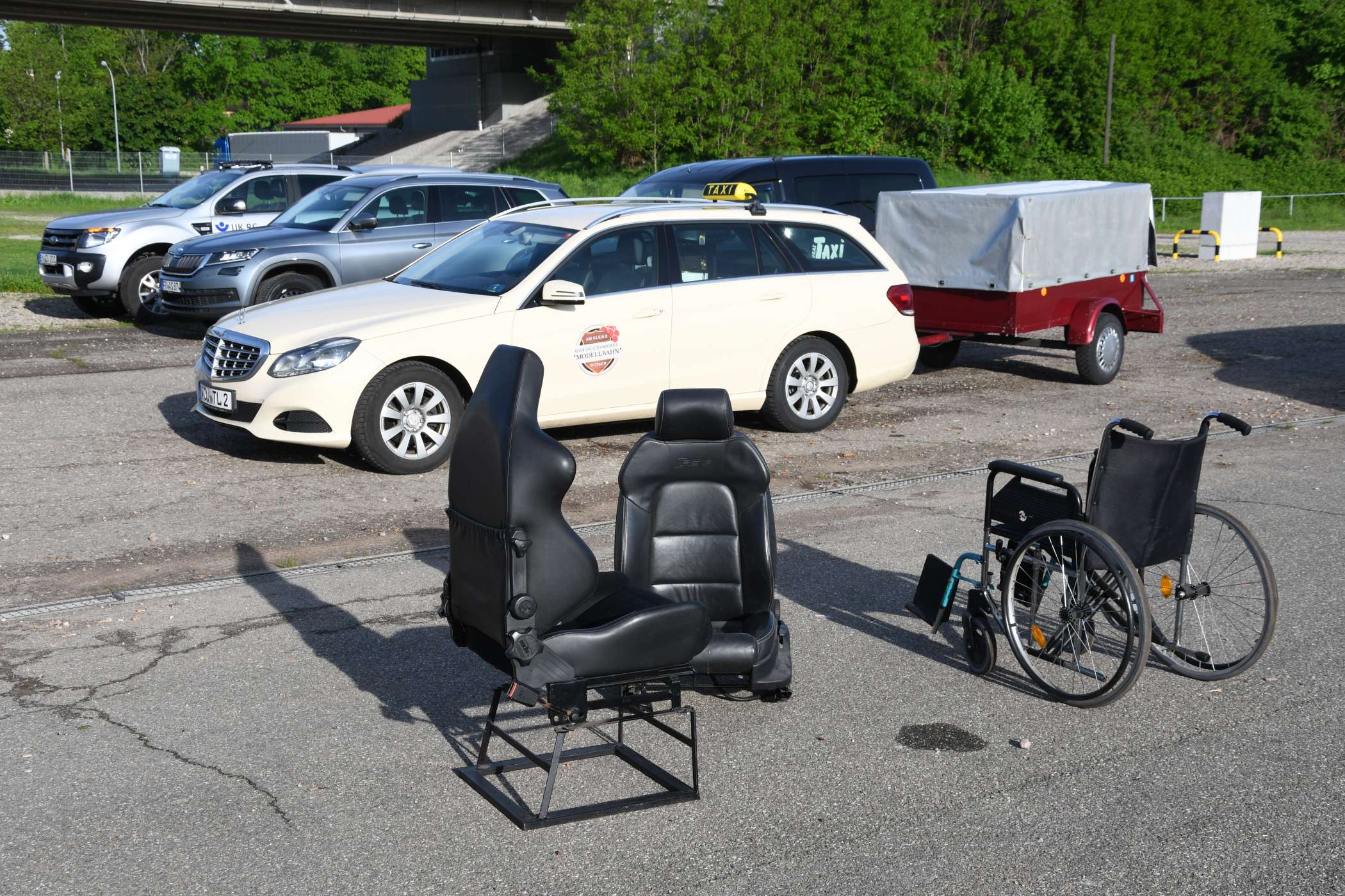 Die Ergonomie und die Rollstuhl-Sicherung sind auf dieser symbolischen Anordnung als Trainings-Elemente gut sichtbar.