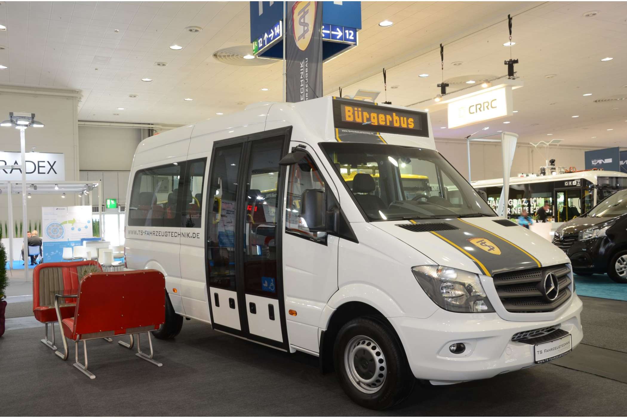 TS Fahrzeugtechnik präsentierte einen Umbau des Mercedes Sprinter zu einem mit Pkw-Führerschein fahrbaren Linienbus mit niederflurigem Einstieg. Auf der letzten Taximesse hatte der Umrüster noch seinen entsprechenden Umbau des Fiat Ducato gezeigt. | Foto: Dietmar Fund