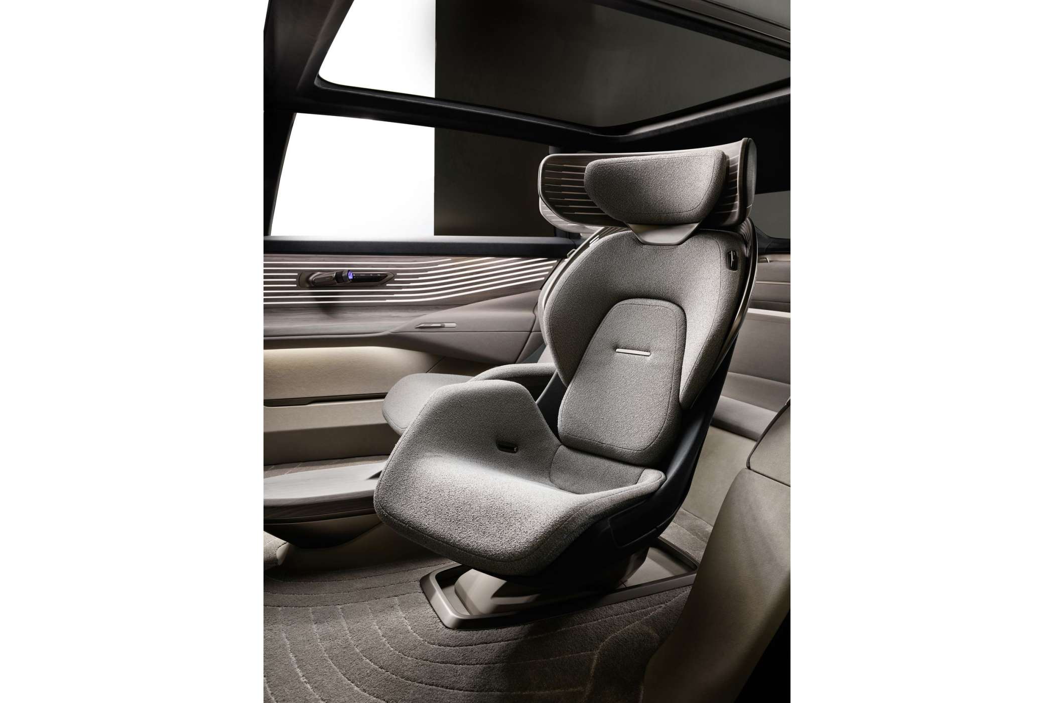 Zum leichteren Ein- und Aussteigen drehbar - Sitze im Fond.| Foto: Audi