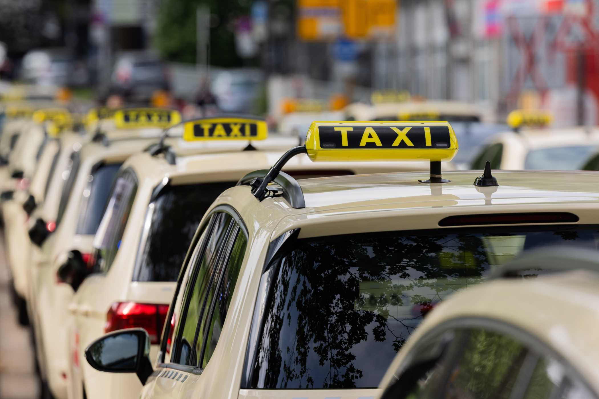 Platz 3: Taxi oder Uber: So groß sind die Preisunterschiede in Frankfurt und Berlin » https://www.taxi-heute.de/node/31943 | Digitale Buchung und transparente Fahrpreise beeinflussen laut einer Untersuchung die Verkehrsmittelwahl. Für das Taxigewerbe entsteht damit zusätzlicher Anpassungsdruck. | Foto: Rolf Vennenbernd/dpa