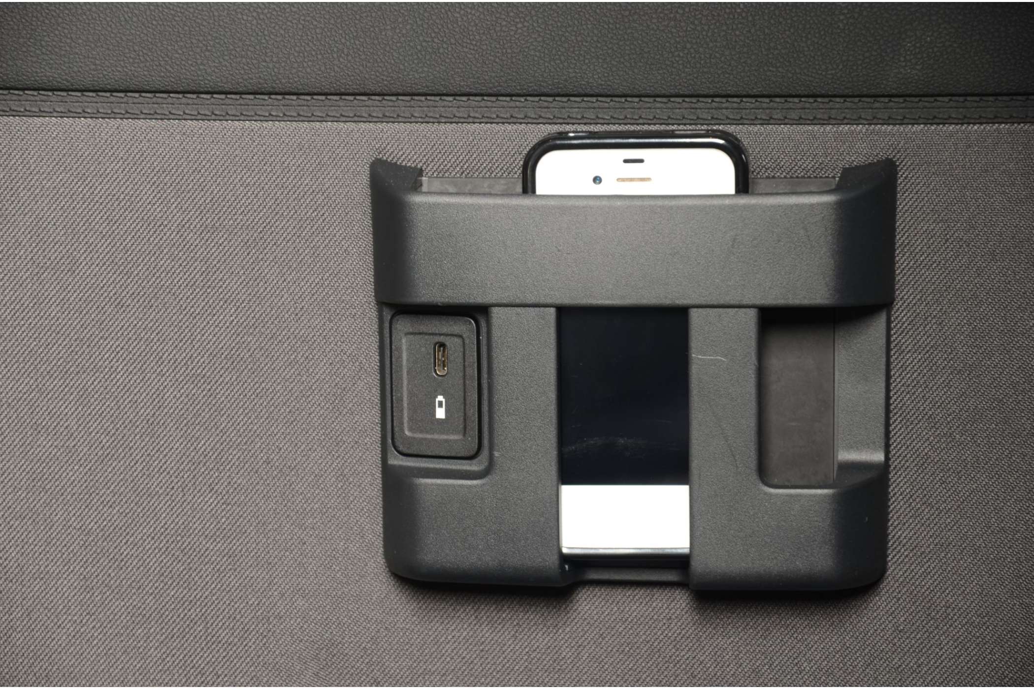 In den Shuttle-Bussen gibt es auf Wunsch Halter für Smartphones samt USB-Anschluss zum Laden. | Dietmar Fund