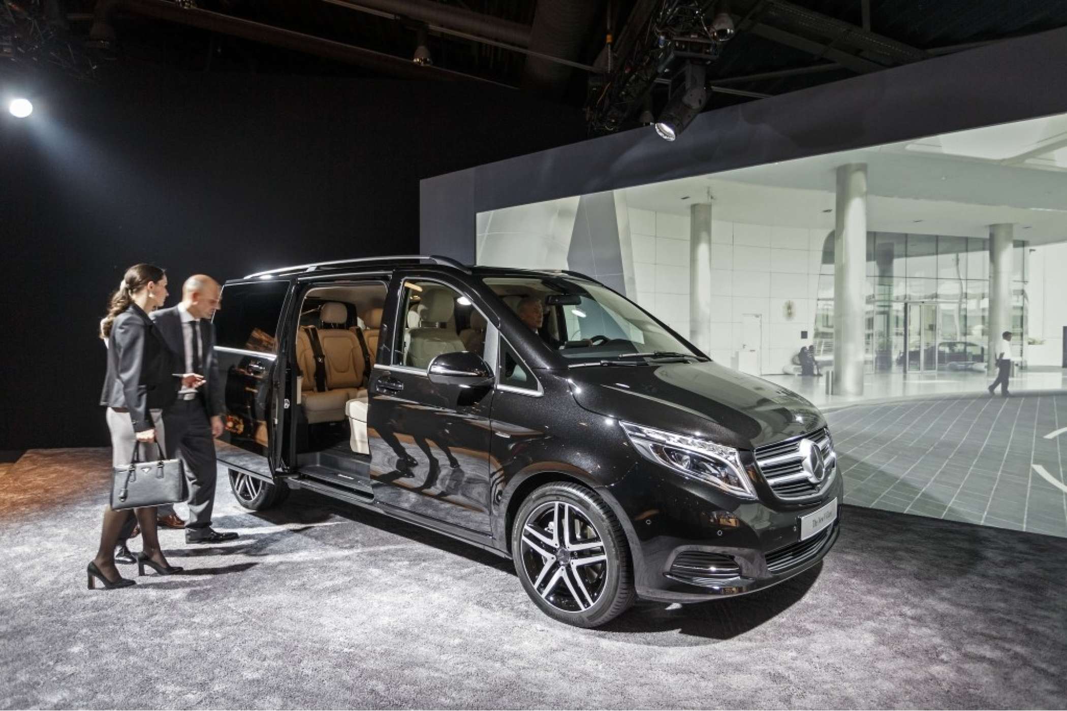 Shuttle-Dienste zählen zu den drei Zielgruppen, die Mercedes-Benz mit dem edlen Innenraum der neuen V-Klasse ansprechen möchte. Ein Taxi-Paket ab Werk wird es für die V-Klasse aber auch geben.| Foto: Daimler