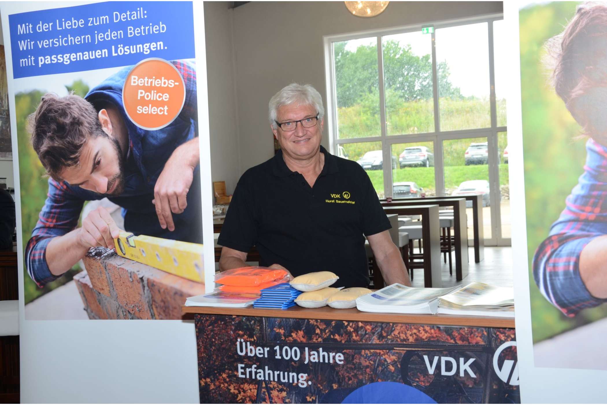 Horst Bauermeister vertrat den Branchenversicherer VDK Signal Iduna. In Gesprächen mit den Besuchern versuchte er einmal mehr, herauszufinden, wo die Unternehmer „der Schuh drückt“.| Dietmar Fund