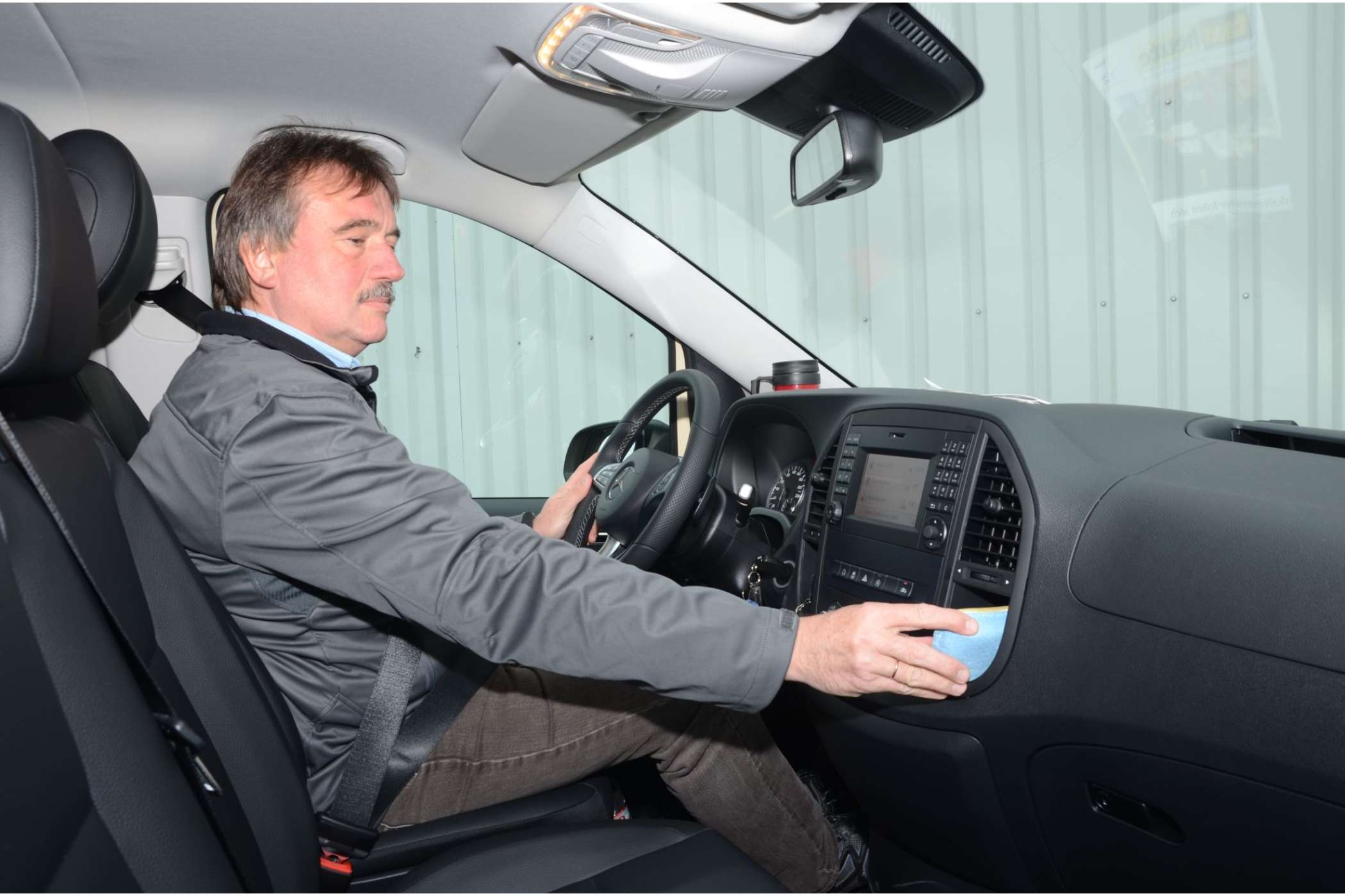 Im Tourer Select hat der Fahrer einen angenehm straff gepolsterten Sitz, bei dem er außer der Höhe auch die Neigung des Sitzkissens einstellen kann. | Dietmar Fund