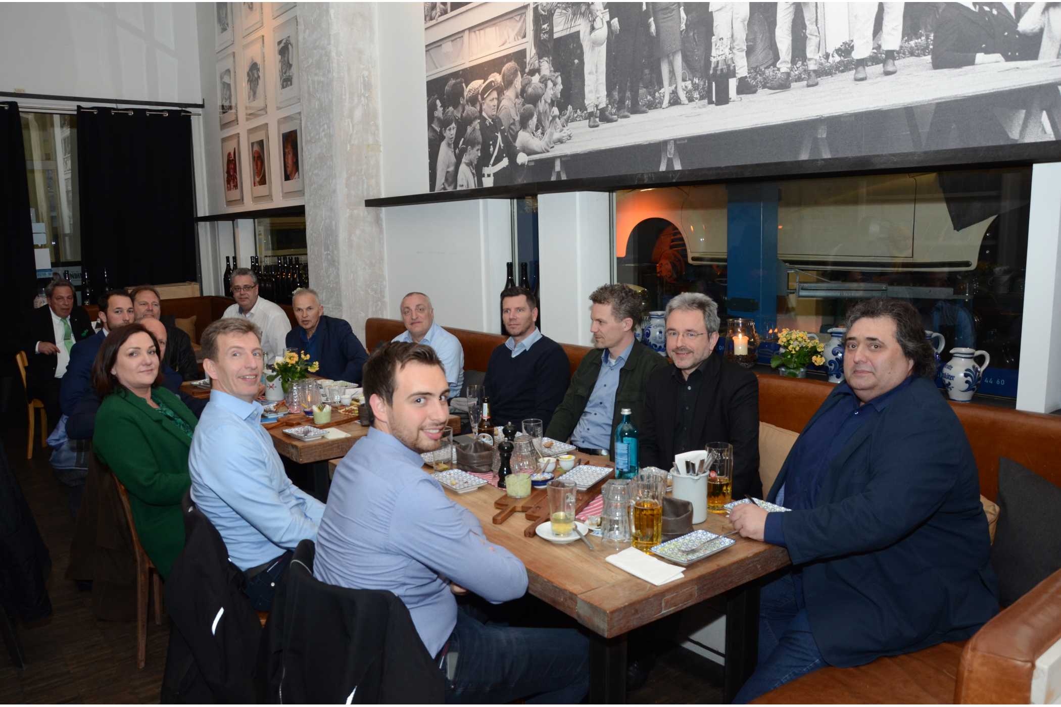 Im April 2019 veranstaltete Tino Müller (vorne rechts) vom Chauffeurverband VLD (heute: BCMD) einen seiner Stammtische in Frankfurt am Main, bei dem taxi heute auch den Kontakt zu engagierten Mietwagenunternehmern hielt.