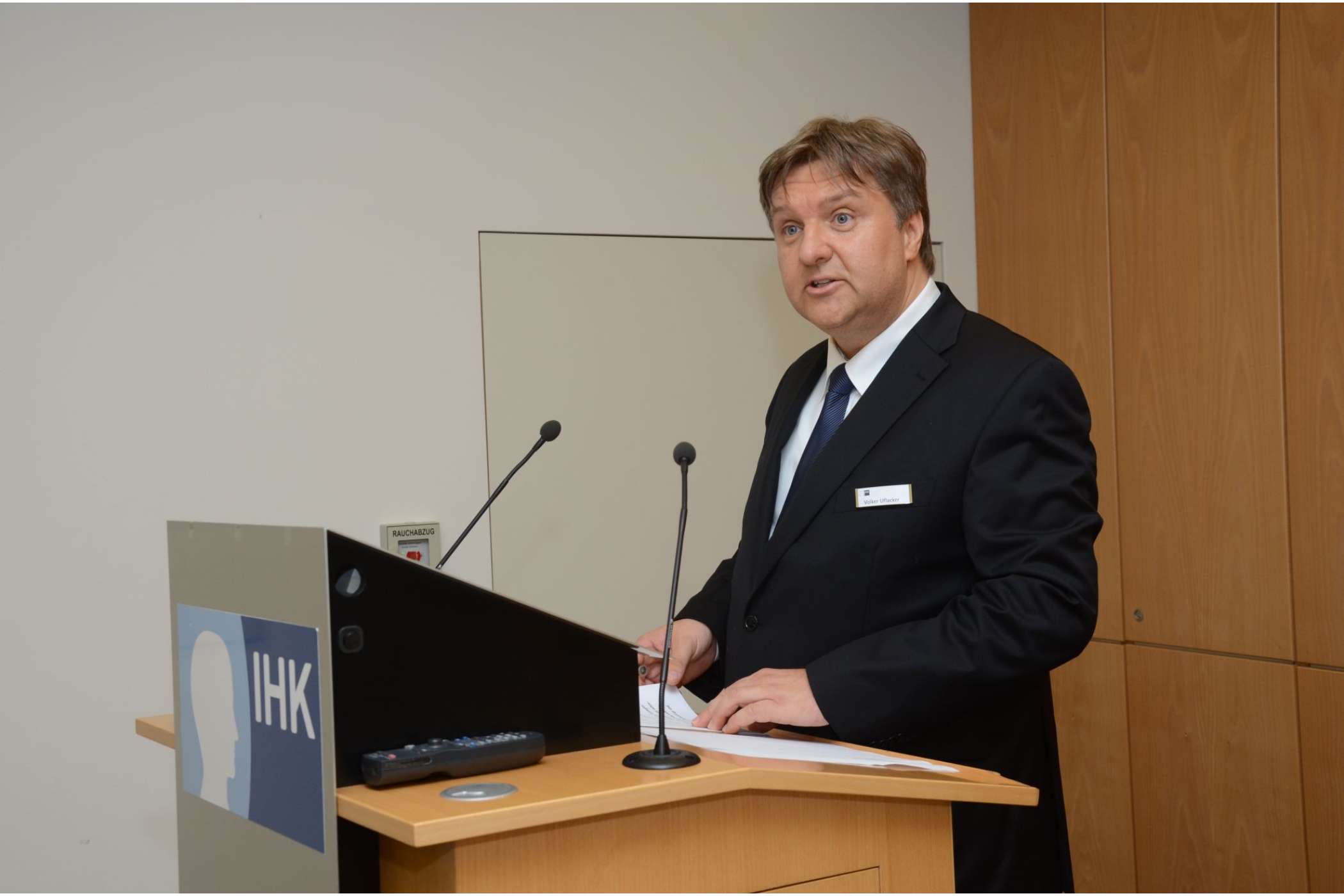 Volker Uflacker, der Taxi-Fachmann der Bielefelder IHK, stellte in seiner Einführungsrede einige Regelungen des geltenden Personenbeförderungsrechts in Frage, an dem die IHK aber grundsätzlich festhalten wollen.| Dietmar Fund
