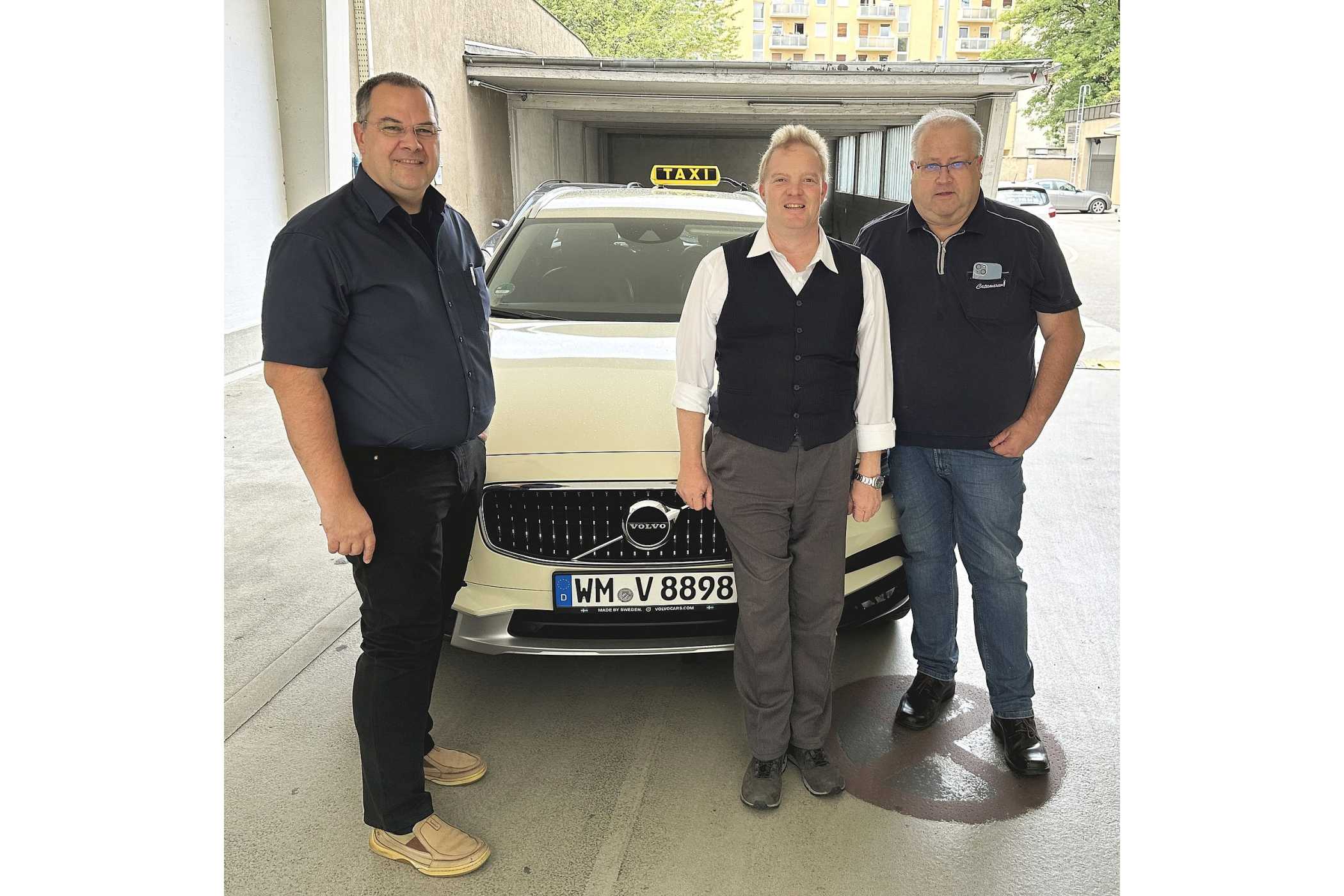 Platz 3: Volvo-Taxis für TMV-Mitglieder zu Sonderkonditionen » https://www.taxi-heute.de/node/26664 | Holger Schmidt (li), der bei Volvo für Sonderfahrzeuge zuständig ist, der Präsident des TMV Thomas Kroker (re) und Uwe Wieland, der Vorsitzende des Verbandsrates des TMV, sind alle drei sichtlich zufrieden. | Foto: TMV