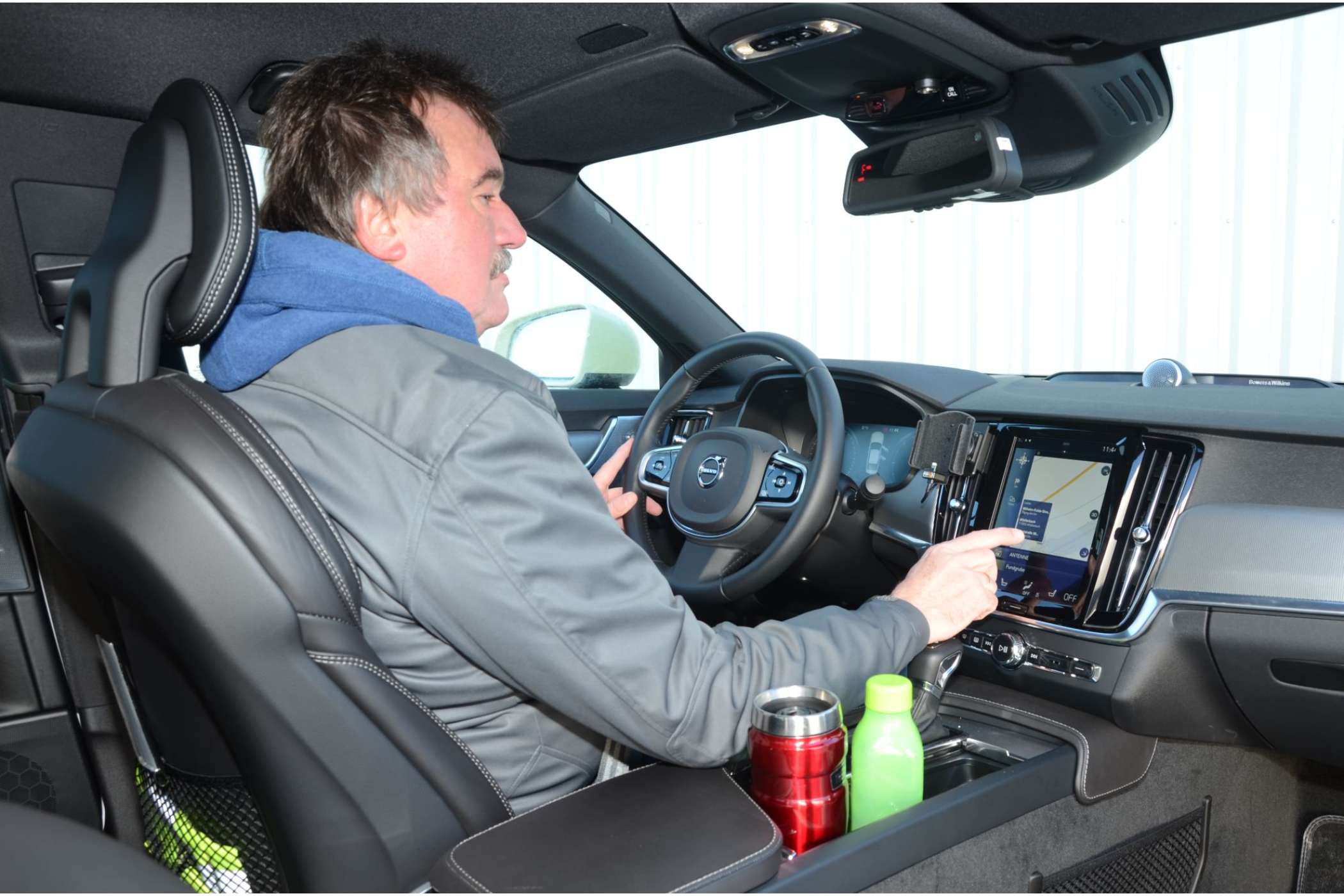 Der Taxifahrer sitzt auch während langer Schichten gut auf einem vielfach elektrisch verstellbaren Sitz. Mit dem Cockpit und vor allem den über den Touchscreen bedienbaren Funktionen muss er sich unbedingt vor Fahrtantritt vertraut machen. | Fotos: Dietmar Fund