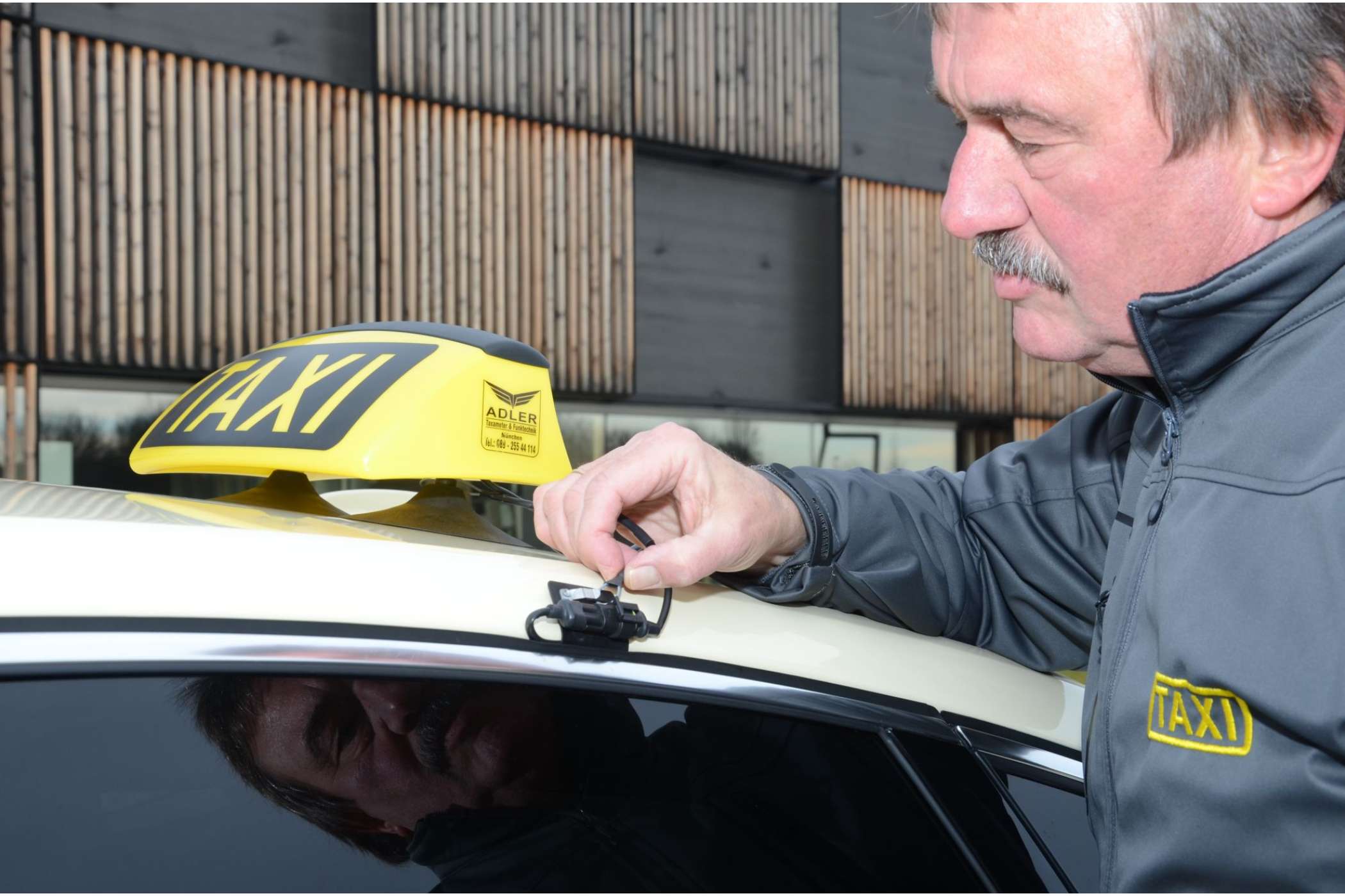 Umrüstpartner Adler stattet den Volvo S90 bislang mit einem HALE-Dachzeichen aus, das über zwei Magnet-Saugfüße befestigt wird. Gesichert wird es mit einem Fangseil. Ein Stecker versorgt es mit Strom. | Fotos: Dietmar Fund