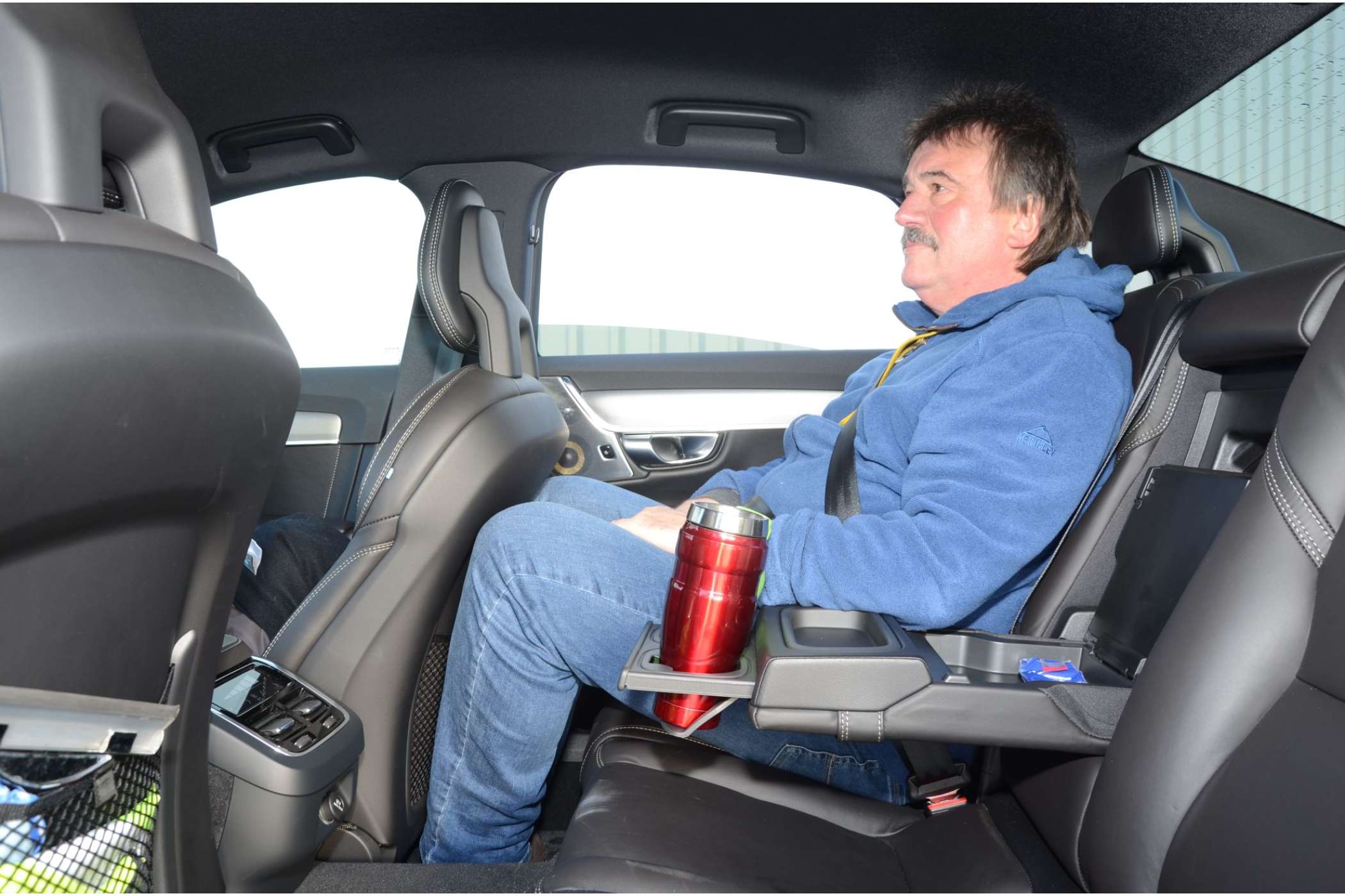 Hinter einem ganz unten und ganz hinten stehenden Vordersitz ist gerade noch Platz für die Knie großer Fahrgäste. Der Fußraum reicht auch dann gut aus. | Fotos: Dietmar Fund