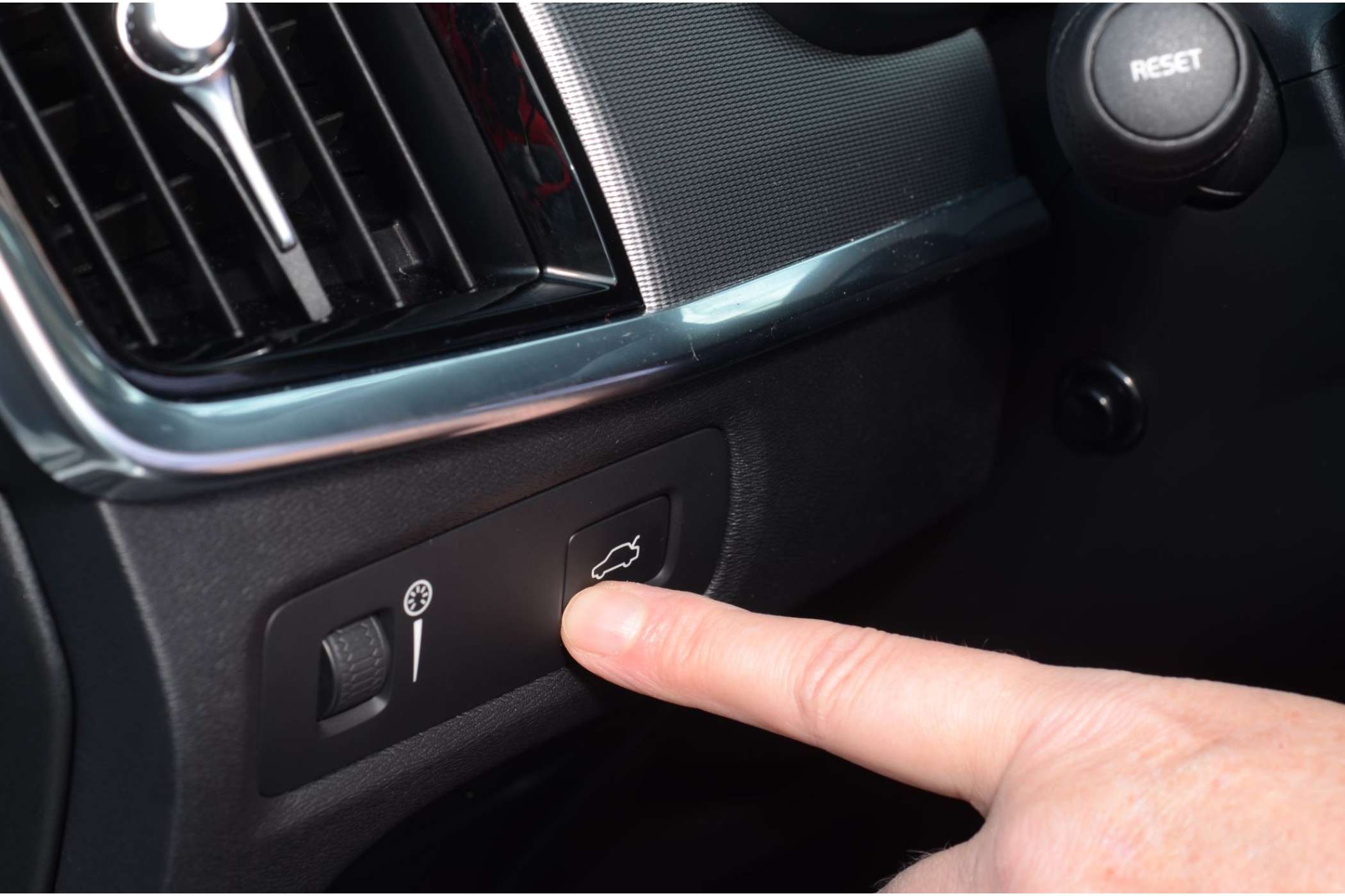 Mit einer praktischen Taste kann der Taxifahrer die Heckklappe ebenso entriegeln wie in einer E-Klasse von Mercedes-Benz. | Fotos: Dietmar Fund