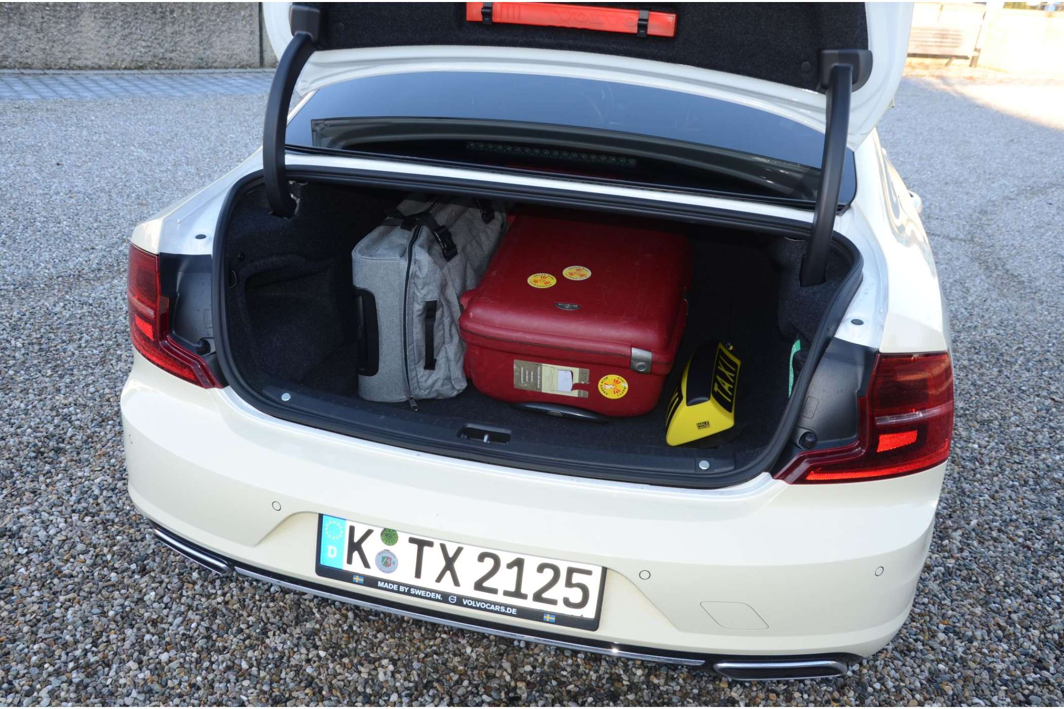 Wer viele große Koffer in den Volvo S90 laden muss, wird sich wegen der hohen Ladekante und der kleinen Ladeluke schwertun. Unter dem Kofferraumboden ist nur Platz für ein Tirefit-Set.| Fotos: Dietmar Fund