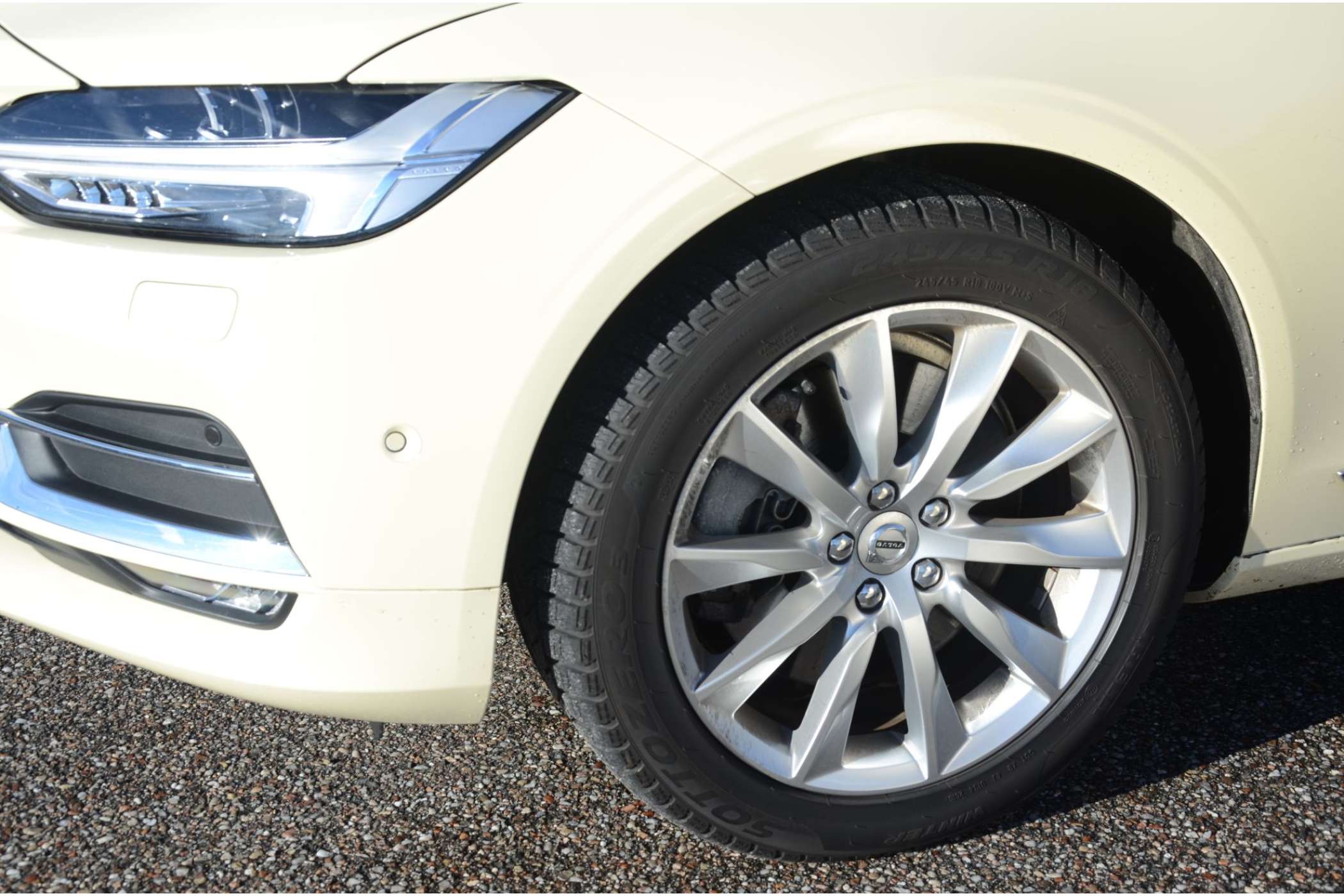 Mit den serienmäßigen 18-Zöllern ist der Volvo S90 so ausgewogen abgestimmt wie eine E-Klasse von Mercedes-Benz. | Fotos: Dietmar Fund