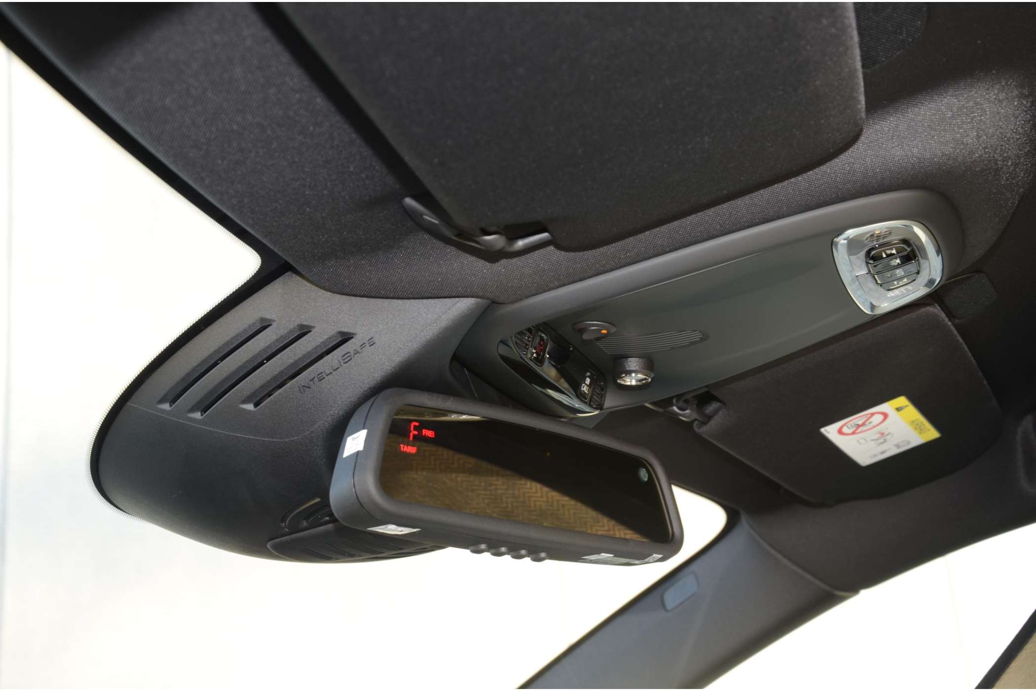 Das Spiegeltaxameter von HALE steht der hochwertigen Limousine besser als der Einbau eines herkömmlichen Taxameters in dieselbe Dachkonsole. Volvos Umrüstpartner Adler bietet aber auch Spiegeltaxameter von Semitron an. | Fotos: Dietmar Fund