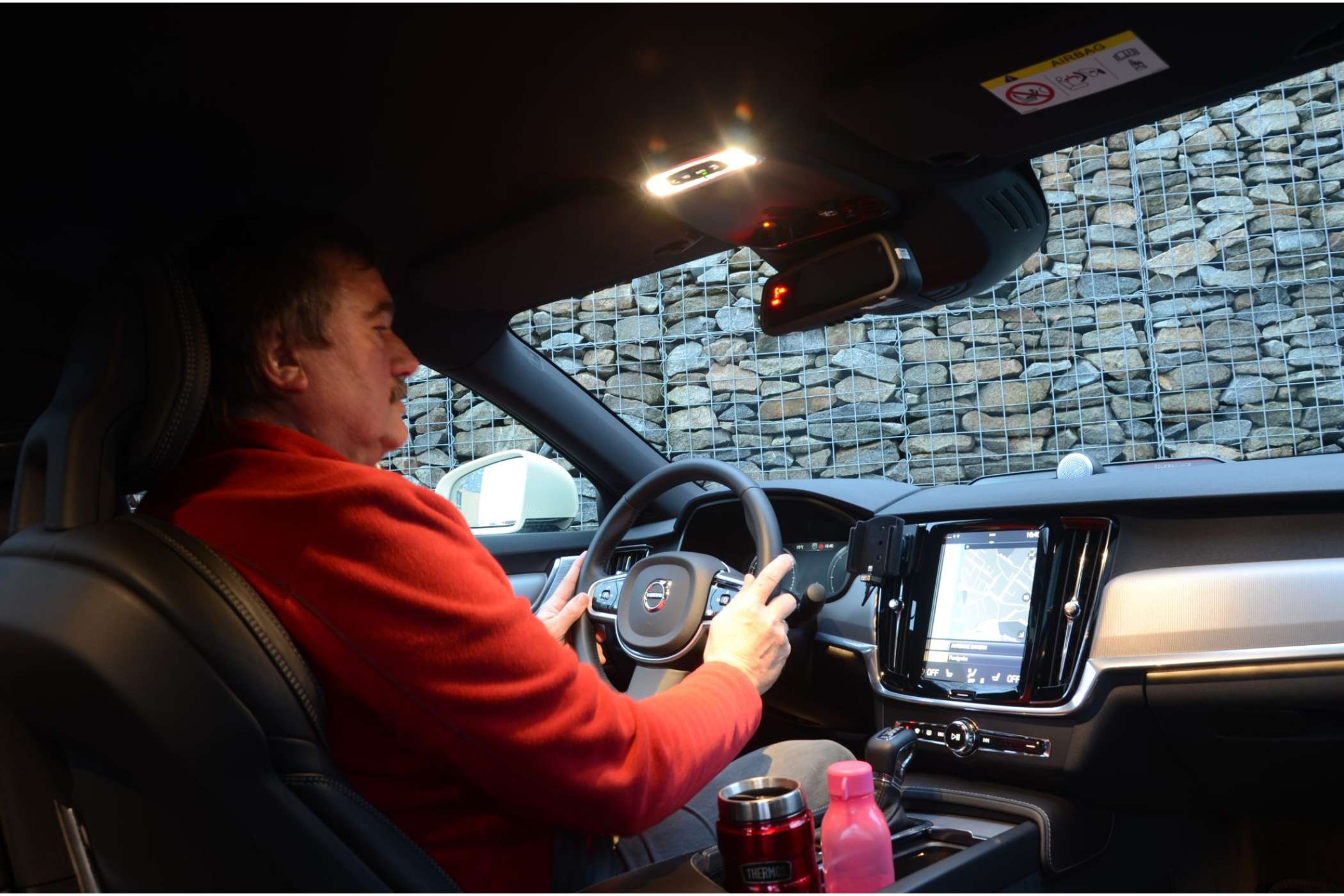 Der Volvo S90 bietet eine sehr helle Innenbeleuchtung und ein gutes Nachtdesign, was man leider bei völliger Dunkelheit nur schlecht zeigen kann. | Fotos: Dietmar Fund