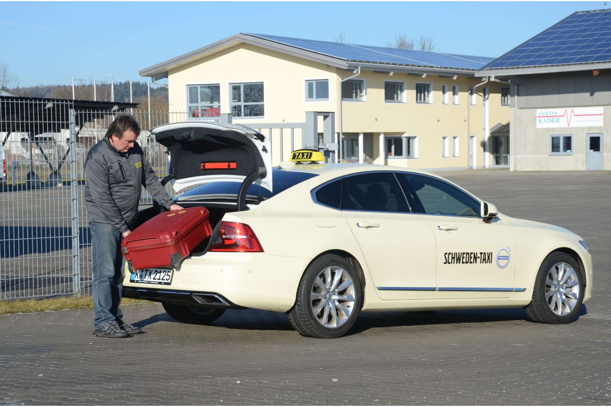 Die Ladeluke der Limousine ist recht kurz. Der Kofferraum ist recht tief. Sein Boden steigt nach vorn an, was die Raumausnutzung ebenso erschwert wie das Fehlen umklappbarer Rücksitzlehnen. | Fotos: Dietmar Fund