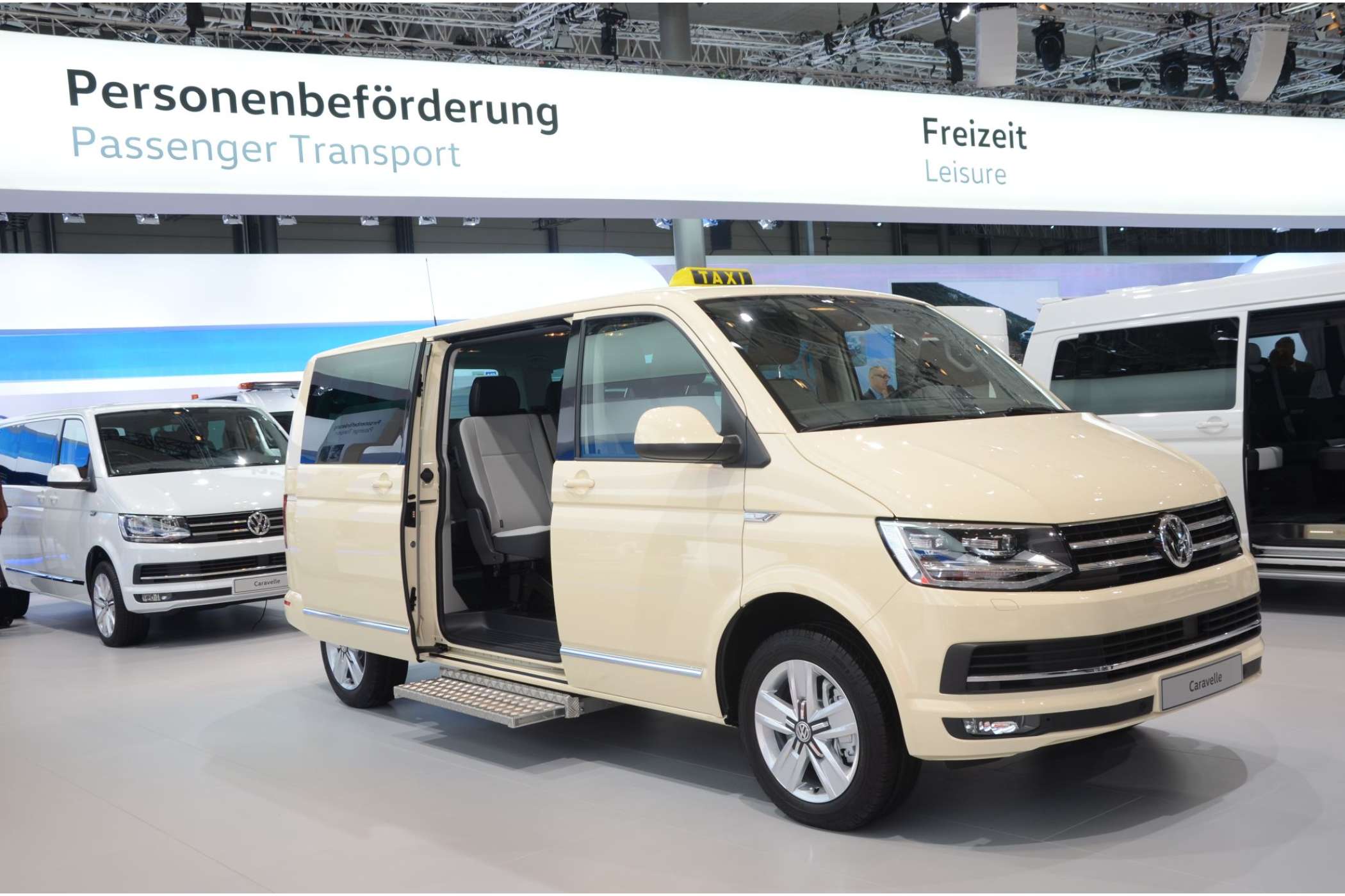 Volkswagen Nutzfahrzeuge stellte mit dem T6 Caravelle (Foto) und einem Caddy Maxi die einzigen wirklichen Taxis in Hannover aus. Neu war an ihnen nichts.| Foto: Dietmar Fund