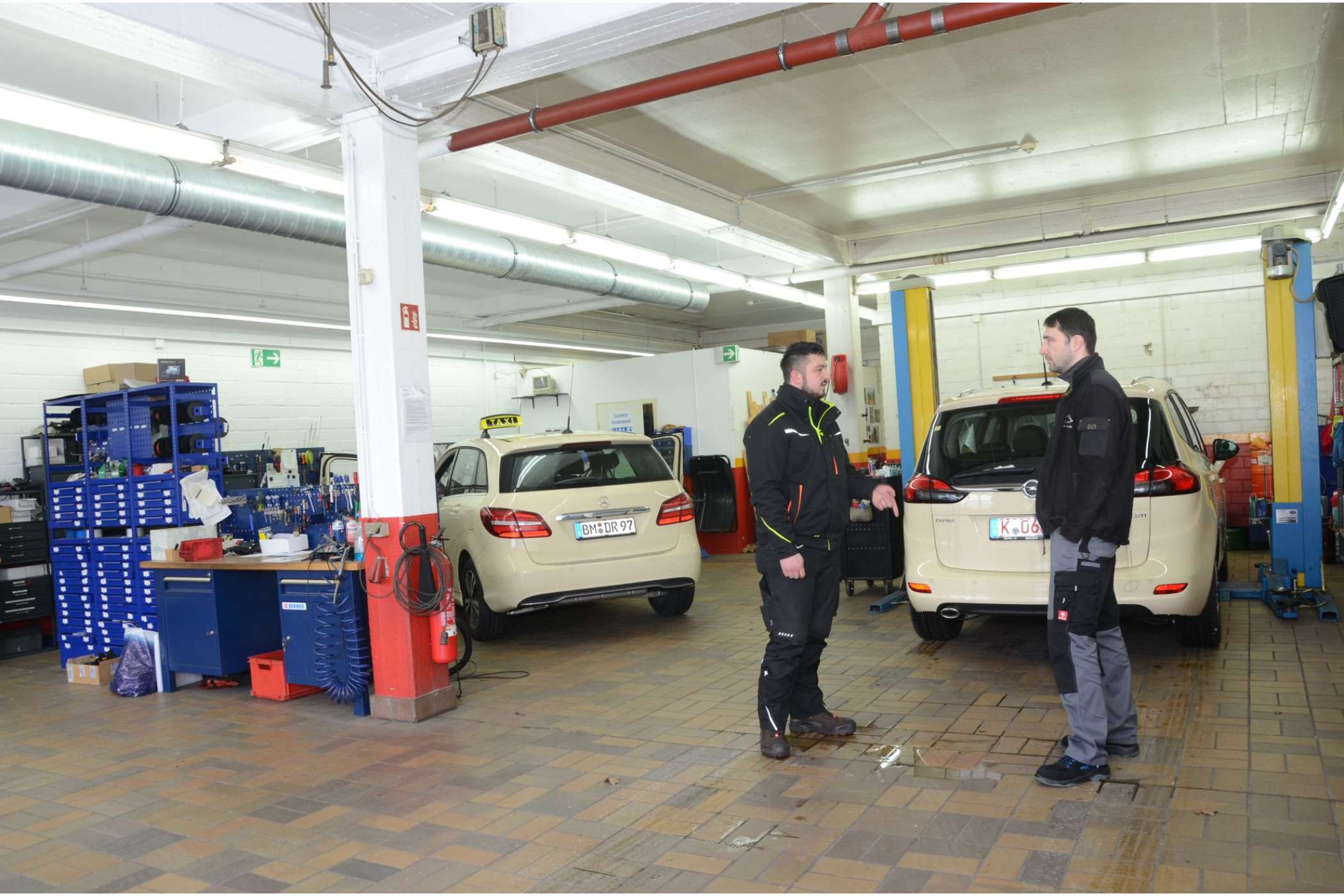 Wenn Vadim Linker (r.) ein Taxi umgerüstet hat, fährt Joscha Päffgen damit zum Eichamt und zur Konformitätsprüfung, damit der Taxikunde gleich ein einsatzbereites Taxi mitnehmen kann. | Dietmar Fund
