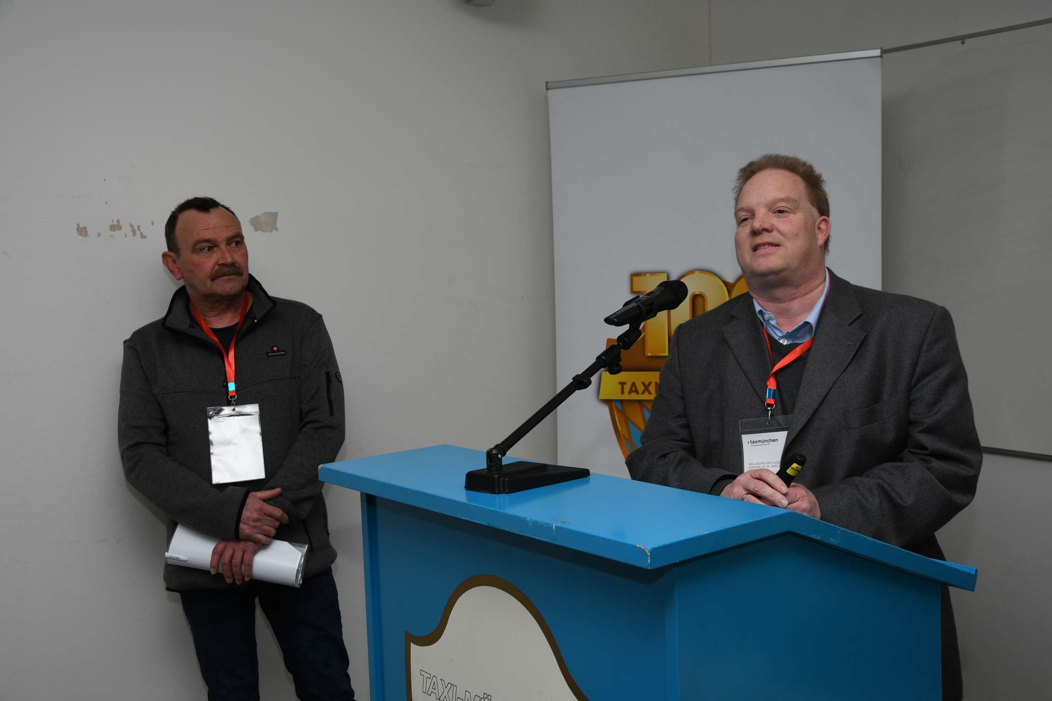 Der Kölner Semitron-Statthalter und Umrüster Jürgen Weberpals (l.) und Uwe Wieland als Beiratsmitglied des Taxi- und Mietwagenverbands Deutschland (TMV) gingen auf die Ablösung des Signierverfahrens INSIKA durch eine Technische Sicherungseinrichtung (TSE) ein.