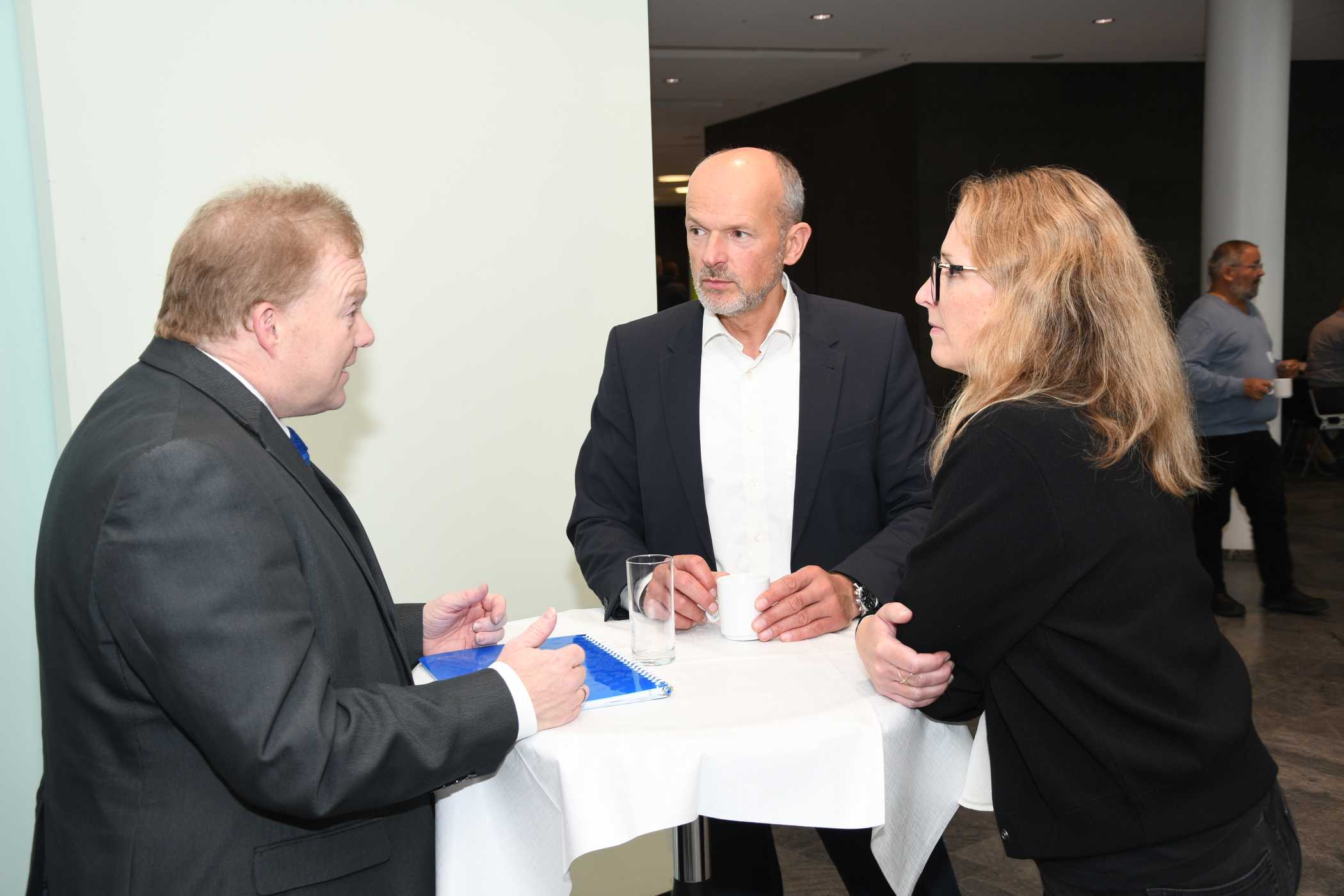 Der Schongauer Taxiunternehmer Uwe Wieland (v.l.) löcherte Joachim Flämig, den Taxi-Ansprechpartner von Volkswagen Nutzfahrzeuge, und seine für Pkw-Taxis zuständige Kollegin Melanie Neugebauer.