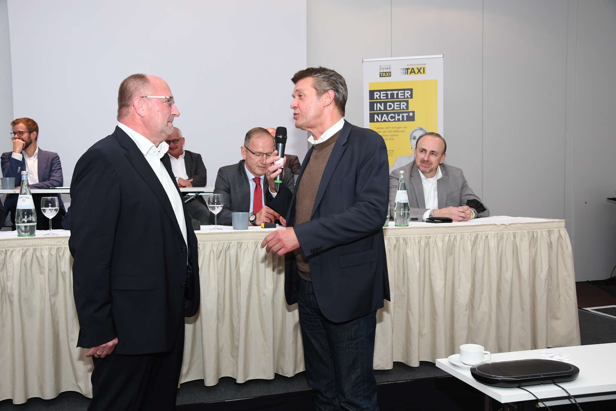 Überraschend verabschiedete sich auch der Ex-Präsident Fred Buchholz (r.) von Wilhelmsmeyer und sagte, er sei neidisch, dass der als junger Mensch schon den Ruhestand gehen könne (was so nicht stimmt, die Red.), während er noch immer darauf warte, den Dortmunder Zentralenvorstand Dieter Zillmann verabschieden zu können.