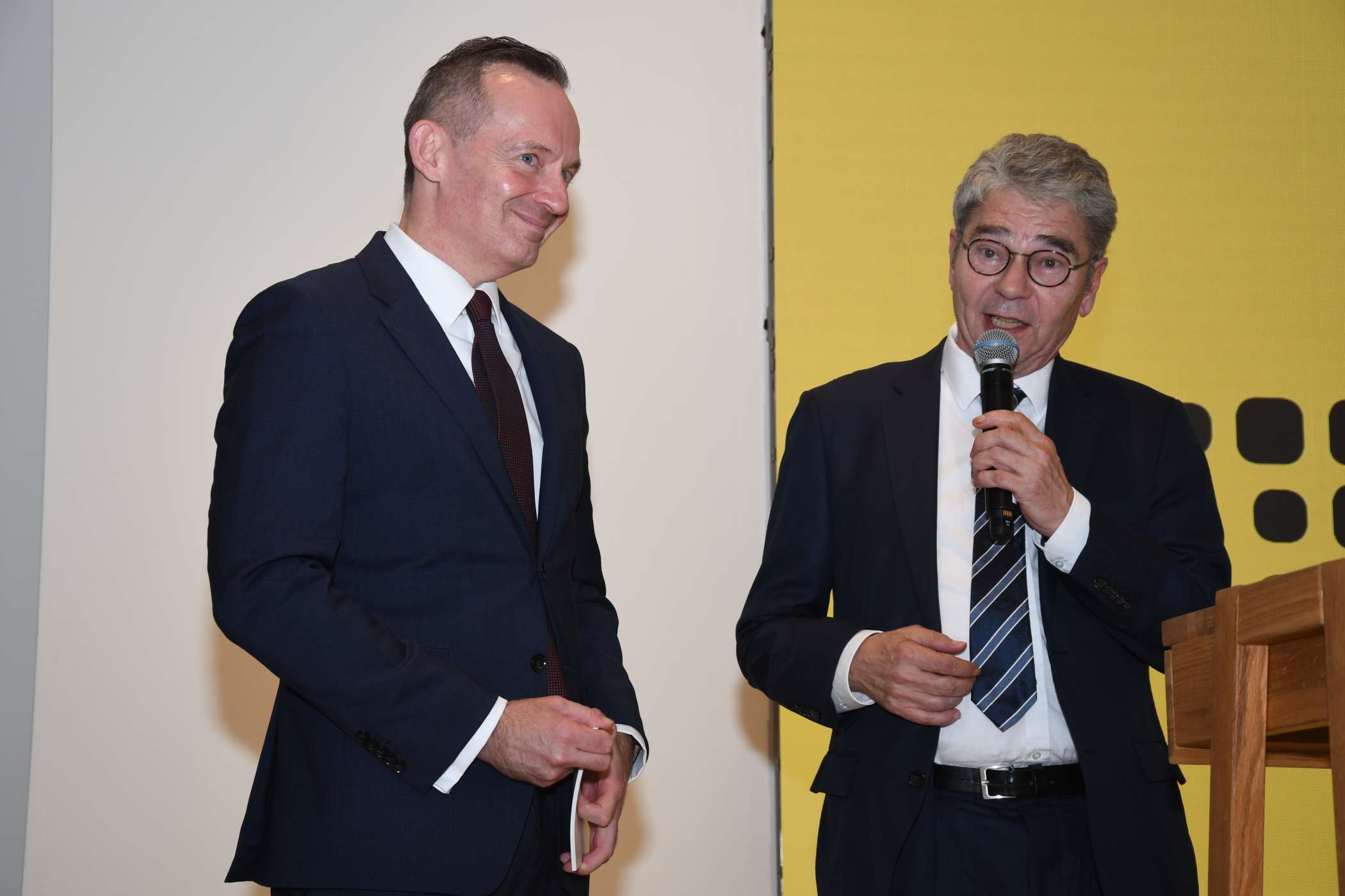 Bundesminister Volker Wissing (l.) hatte außer Informationen auch höfliches Lob für die Arbeit des Verbandes und der Taxi-Branche mitgebracht, weshalb sich BVTM-Präsident bei ihm ausdrücklich auch für seine warmen Worte bedankte.