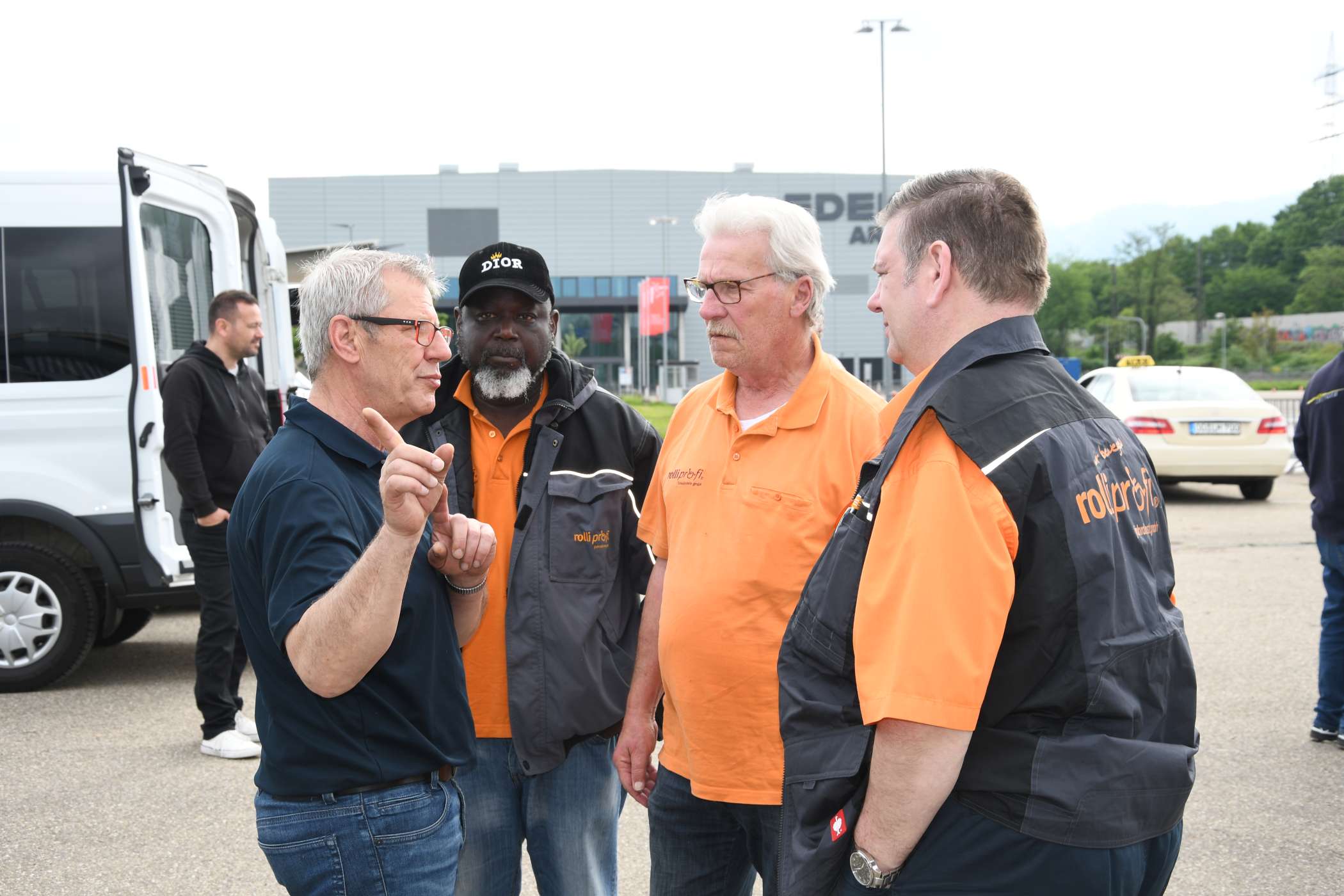 Auch das Team der Rolliprofi Fahrdienste GmbH aus Gernsbach war wie schon 2022 mit dabei und frischte mit Thomas Zehnle (l.) Erinnerungen auf.
