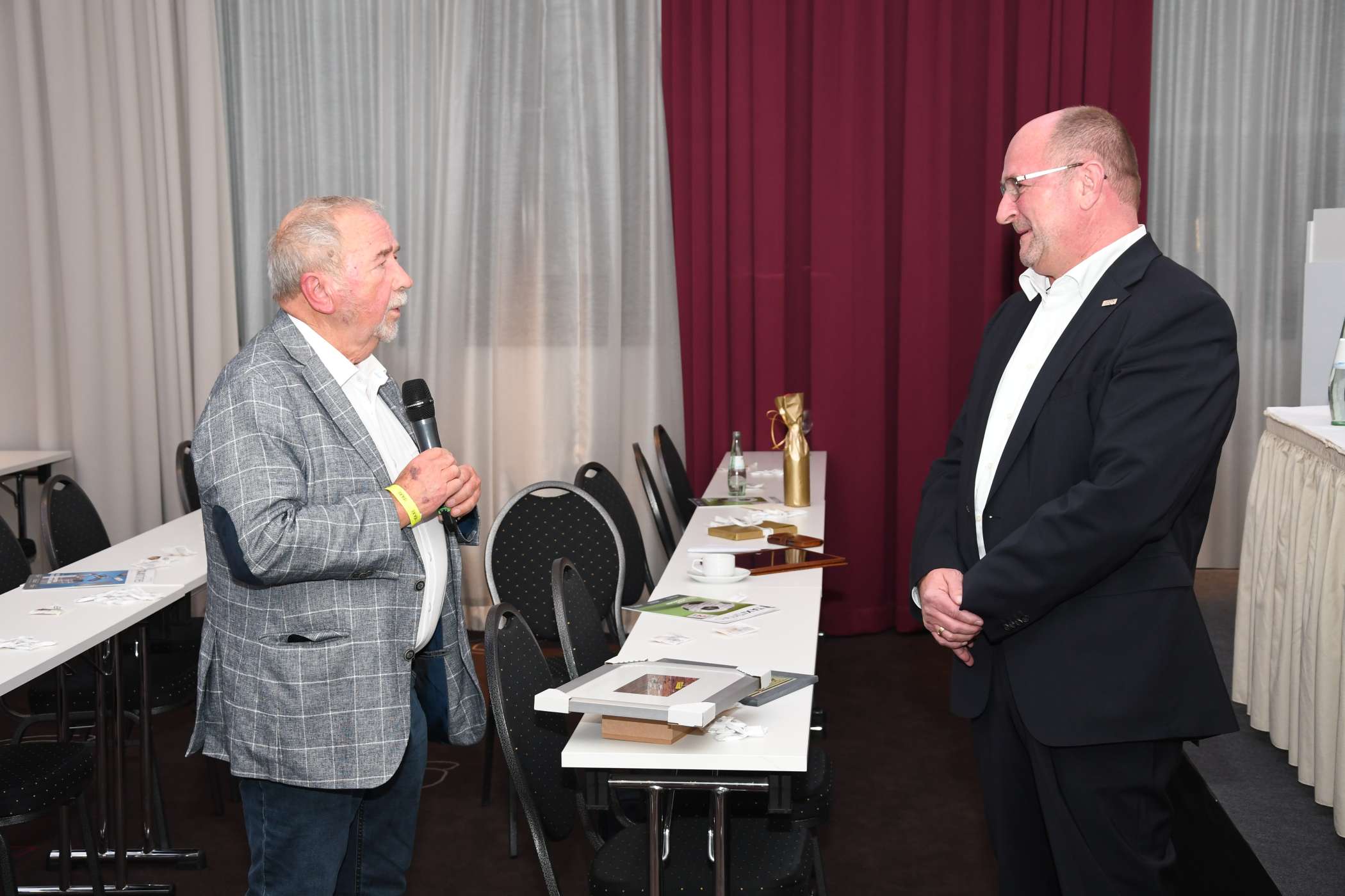 Der langjährige BZP-Vizepräsident Dieter Zillmann (l.) sagte zu Fred Buchholz, er werde auch ihn noch überleben, bevor er Frederik Wilhelmsmeyer dafür lobte, dass er auch unangenehme Aufgaben zu aller Zufriedenheit erledigt habe. Zum Dank lud Zillmann ihn in seinen Schnapskeller ein.