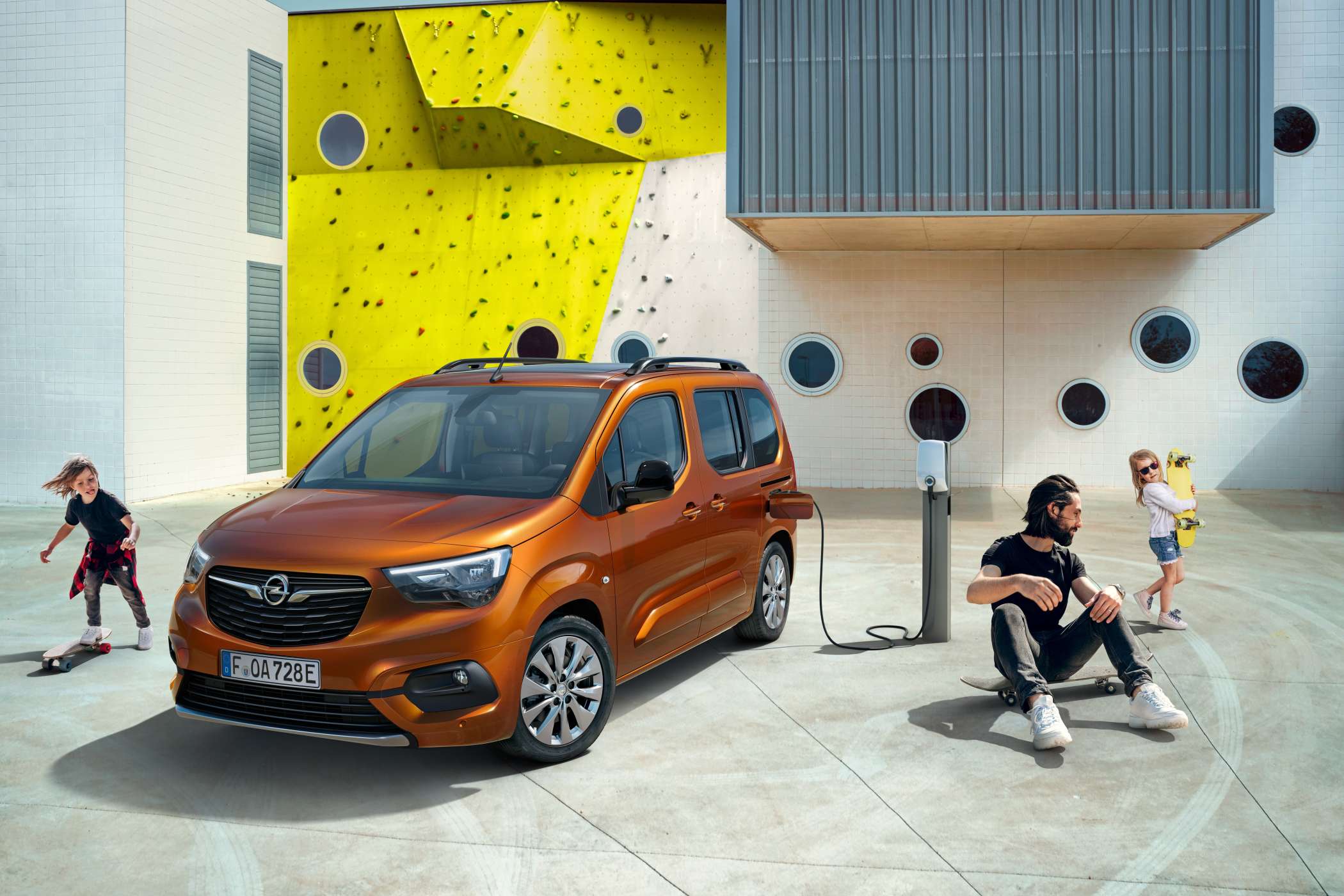 Auch der Combo Life kann mit bis zu 100 kW an Schnellladesäulen aufgeladen werden. (Foto: Opel)