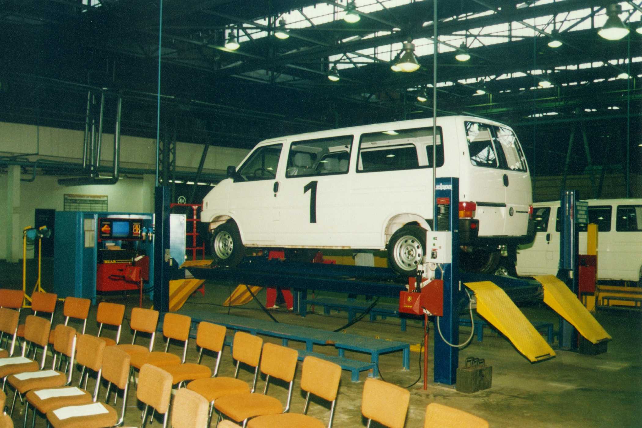 1993 montierten 48 Beschäftigte den Transporter der vierten Generation im so genannten „Semi-Knocked-Down“-Verfahren (SKD). (Foto: VWN)