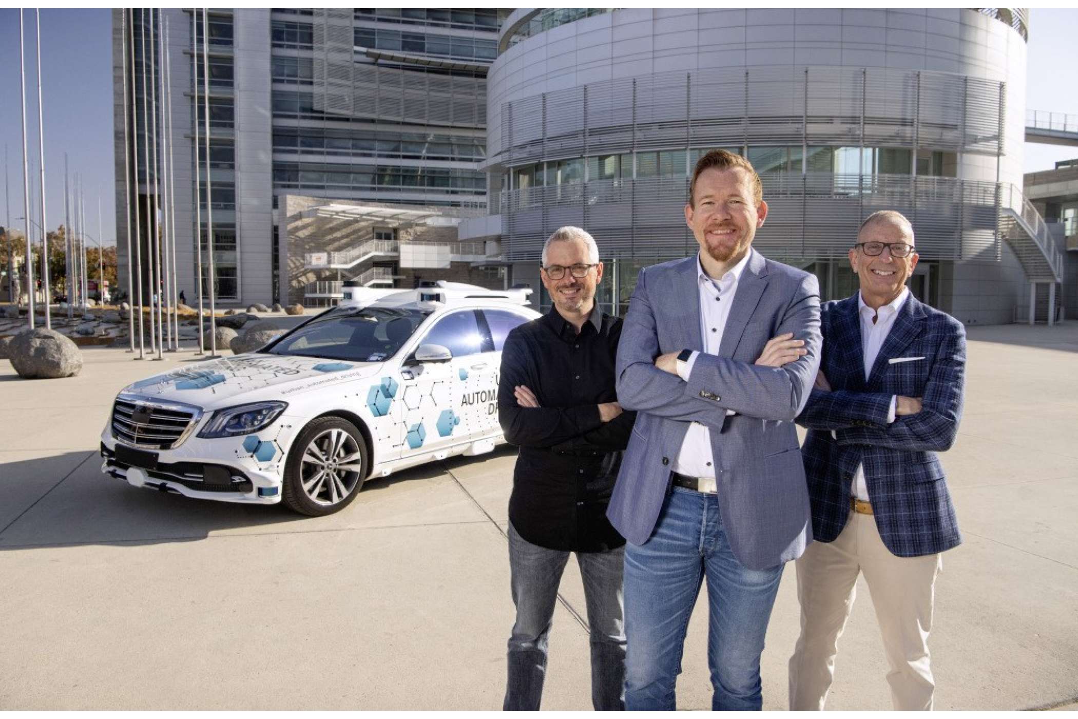 Das Pilotprojekt von Mercedes-Benz und Bosch für einen App-basierten Mitfahrservice mit automatisiert fahrenden Mercedes-Benz S-Klassen ist jetzt in San José im Silicon Valley gestartet. Von links nach rechts: Sven Zimmermann, Leiter der Software- Entwicklung von Bosch im Silicon Valley; Alexander Schaab, Vice President Autonomomes Fahren bei Mercedes-Benz Research &amp;amp; Development Nord-Amerika; Dolan Beckel, Direktor für städtebauliche Innovation der Stadt San José. (Foto: Daimler)