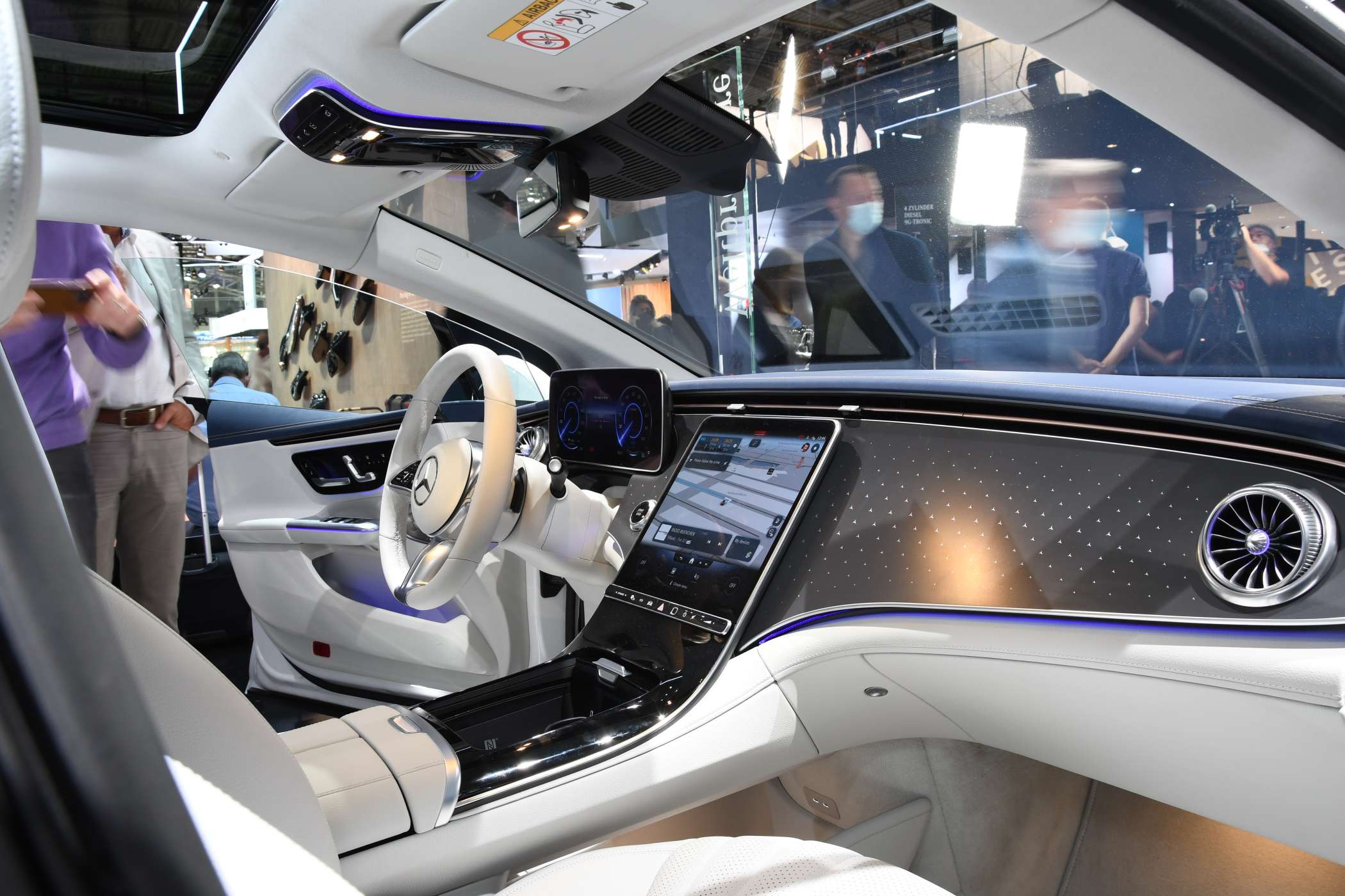 Die Cockpit-Landschaft mit ihren großen Bildschirmen macht augenfällig, das Mercedes-Benz von seinen Kundinnen und Kunden mehr Geld haben möchte. Hier die einfachere Variante (!). (Foto: Dietmar Fund)