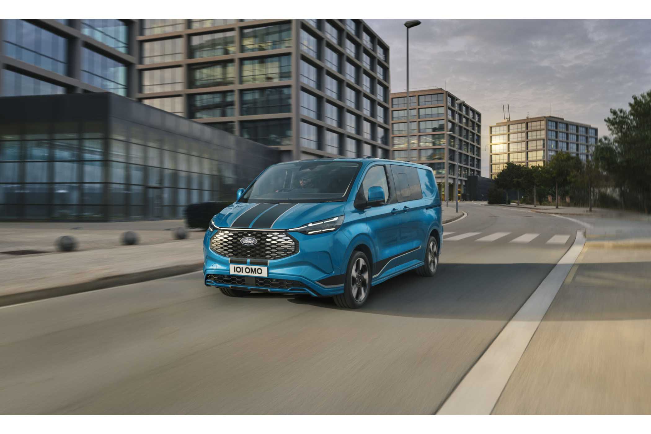 Dynamisch: Der E-Transit Custom soll sich sehr agil fahren. | Foto: Ford Pro
