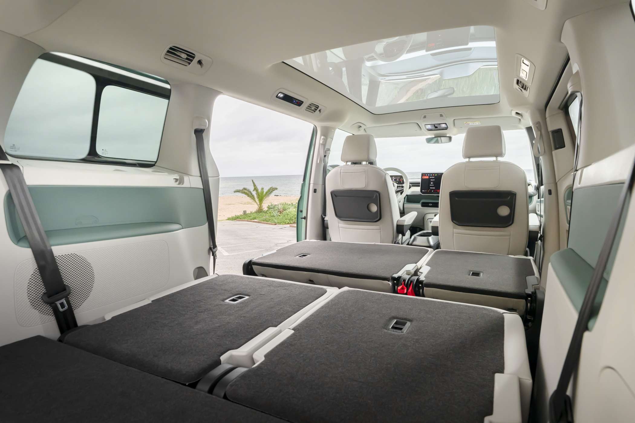 Nach dem Umklappen der Sitze in den hinteren beiden Reihen lässt sich der VW ID. Buzz mit langem Radstand als Lastentaxi einsetzen. (Foto: Volkswagen Nutzfahrzeuge)